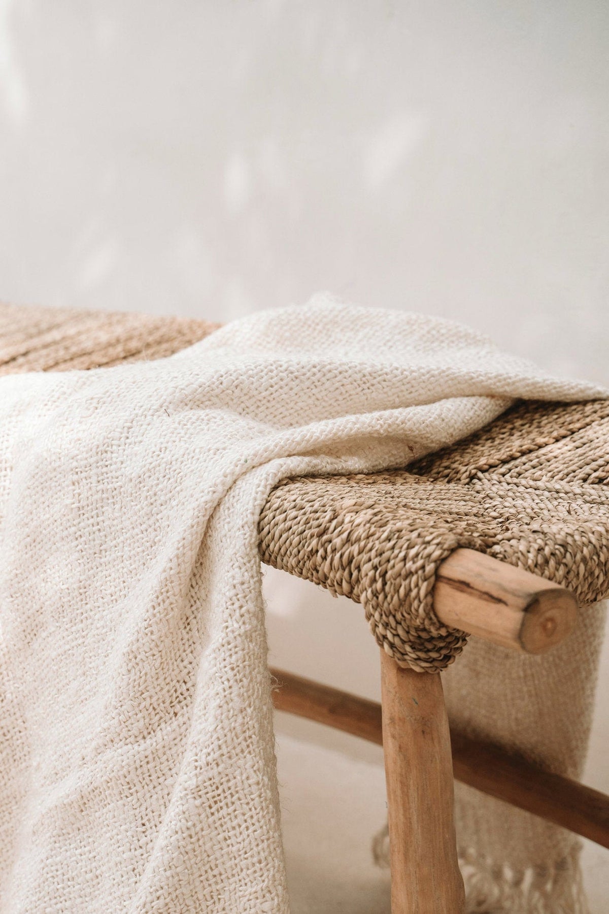 Banc en teck massif et jonc de mer naturel 110x40x45cm Porto - Bazar Bizar — vue 5