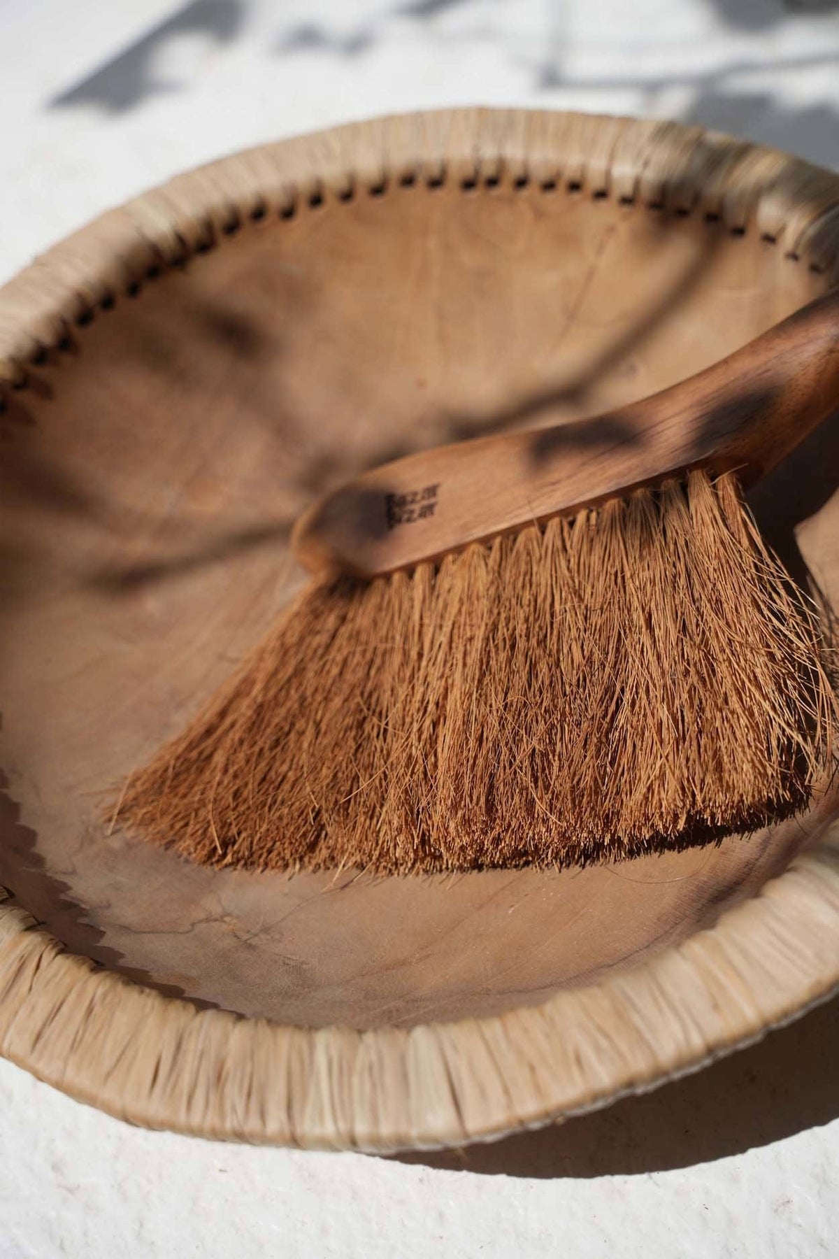 Brosse à main en teck naturel marron 2cm Maha - Bazar Bizar — vue 4