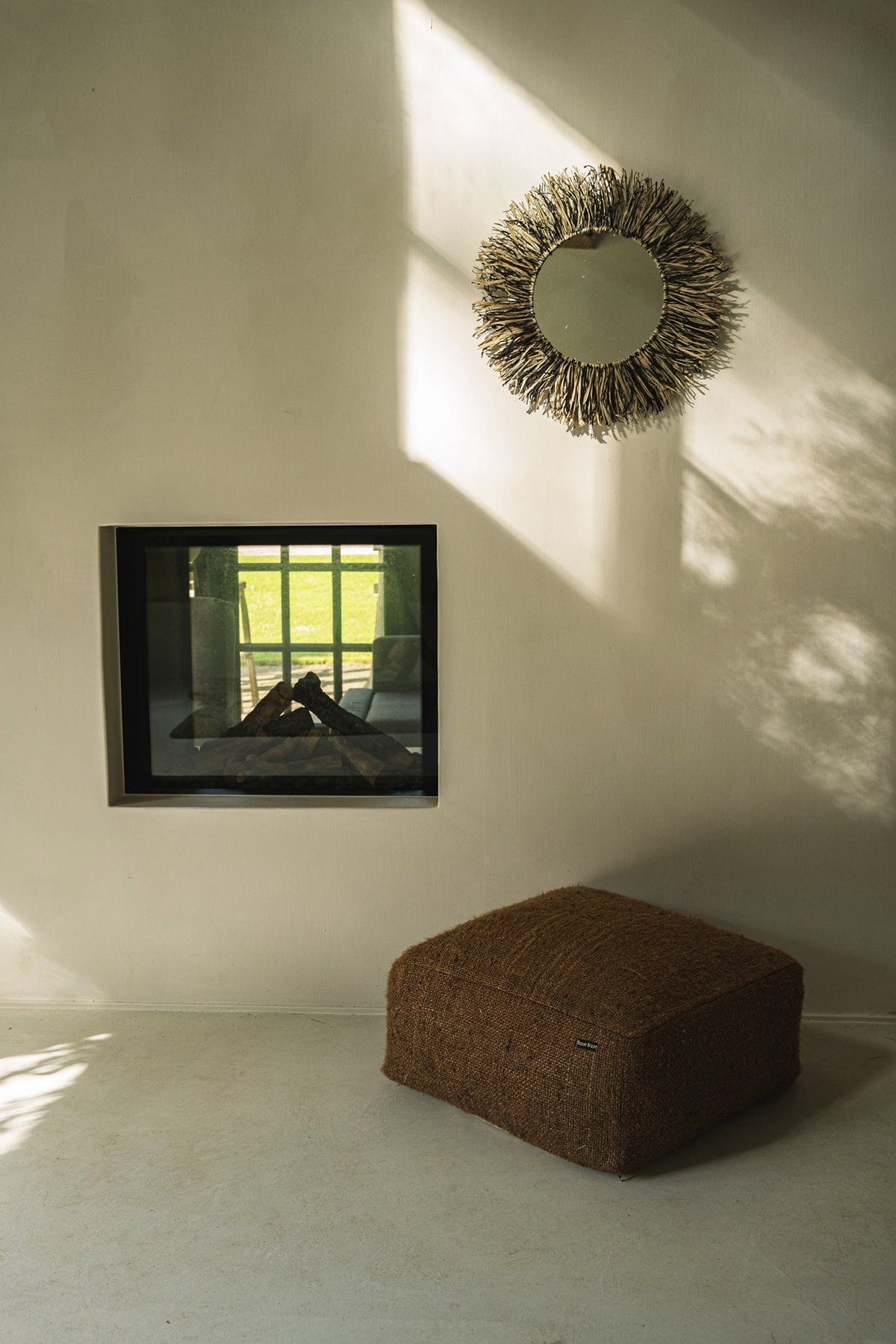 Miroir rond en raphia tressé noir et beige 55cm Raffia Fringe - Bazar Bizar — vue 2
