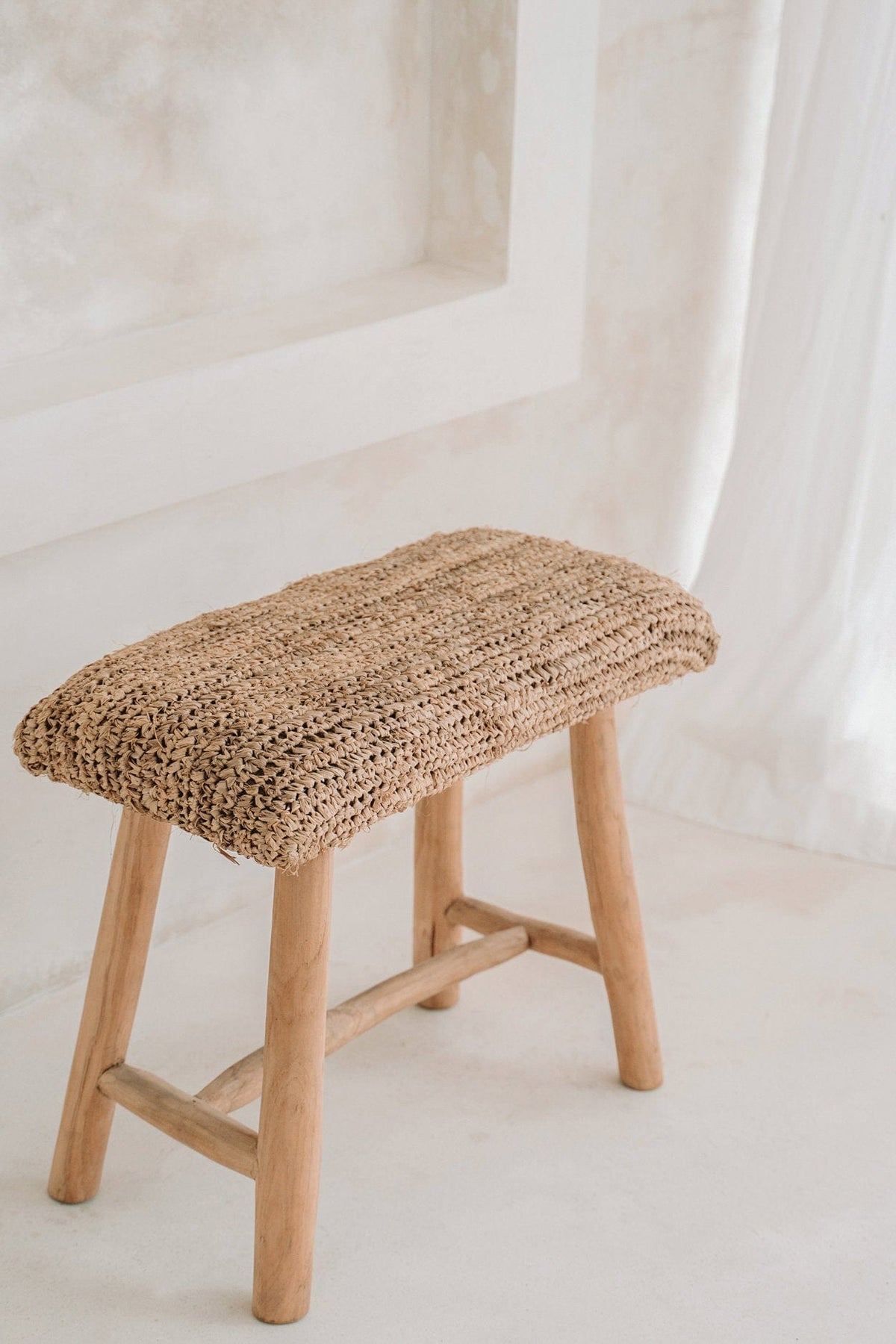 Banc en teck massif et raffia naturel beige 60x28x45cm Raffia - Bazar Bizar — vue 4