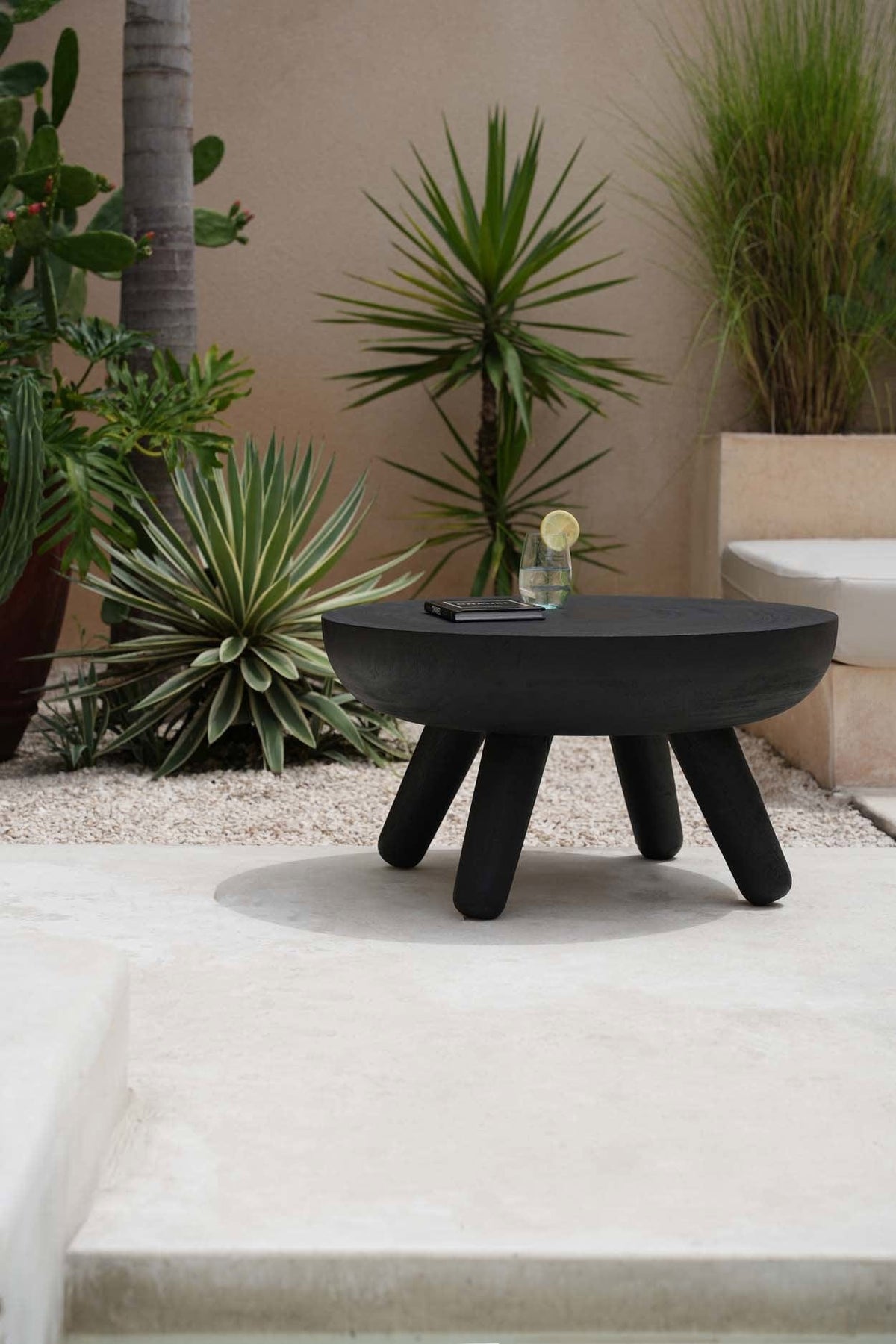 Table basse ronde en bois de suar noir 75x75x41cm Losten - Bazar Bizar — vue 3