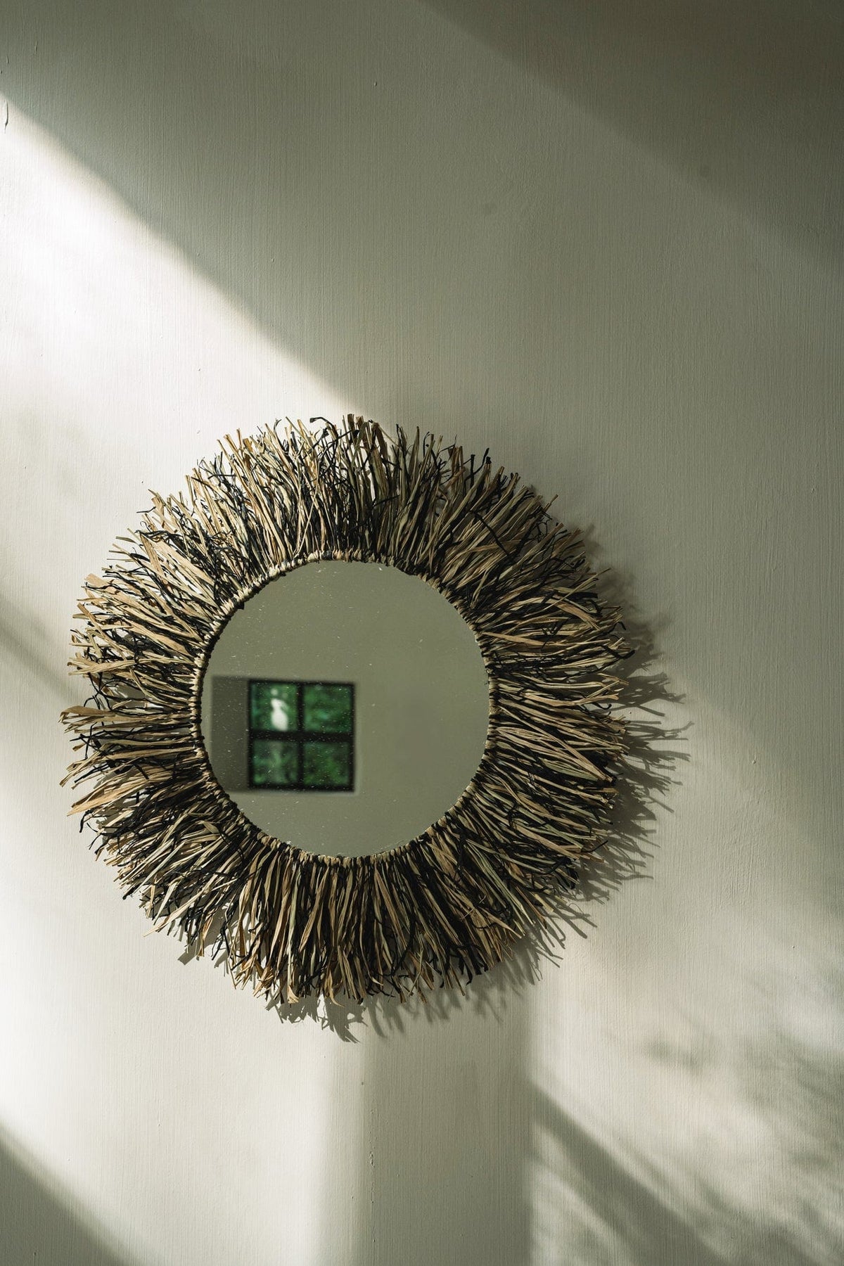 Miroir rond en raphia tressé noir et beige 55cm Raffia Fringe - Bazar Bizar — vue 3