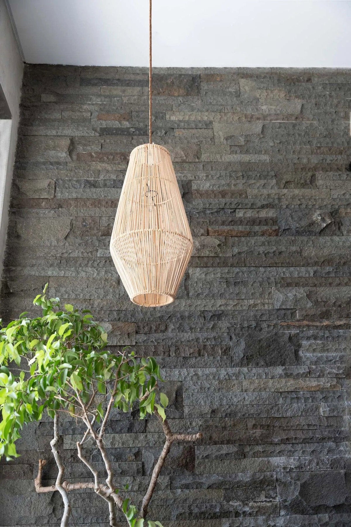 Suspension en rotin tressé naturel beige 30cm Afrodisiac Pendant - Natural - M - Bazar Bizar — vue 2