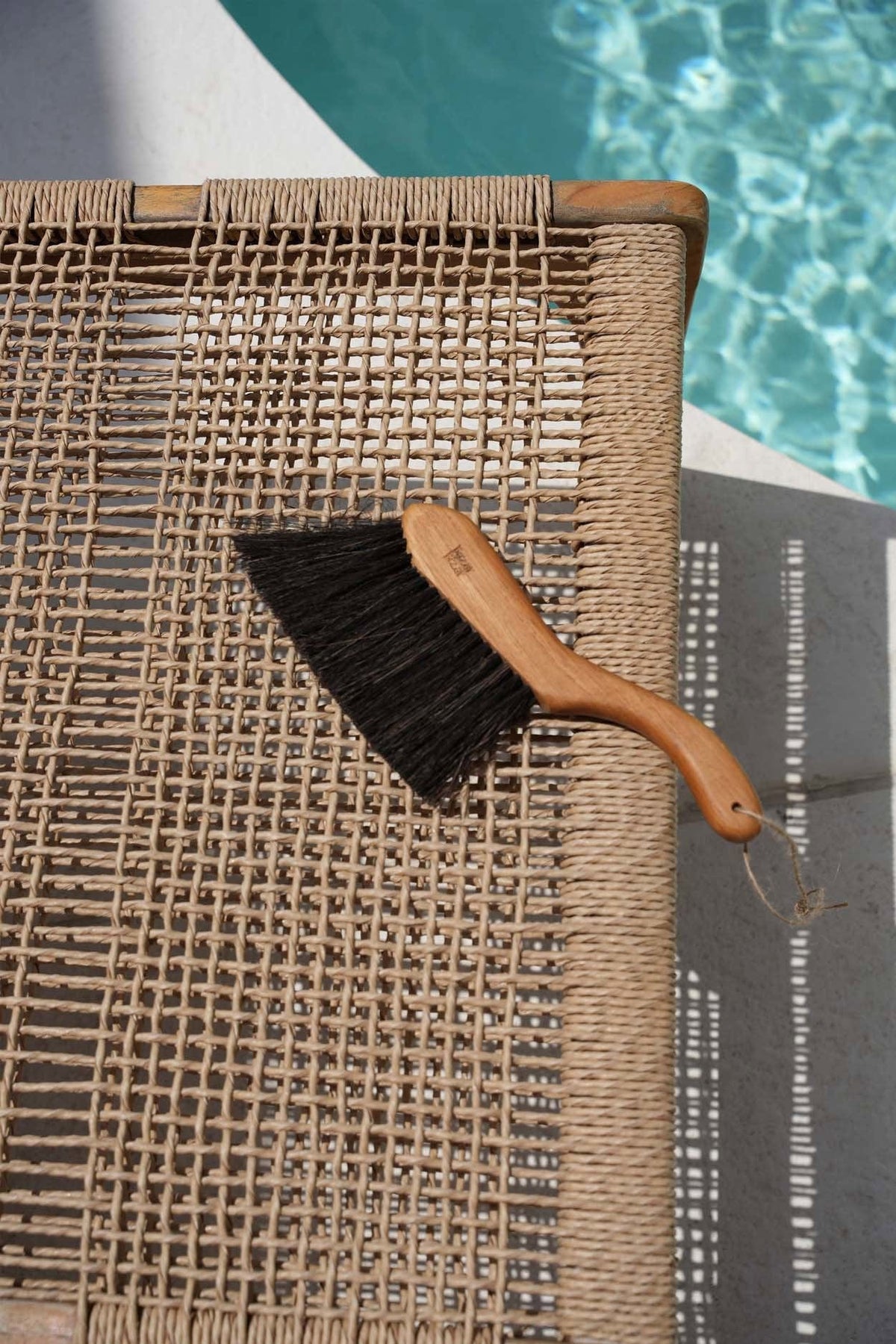 Brosse à main en teck naturel 2cm Lawa - Bazar Bizar — vue 4