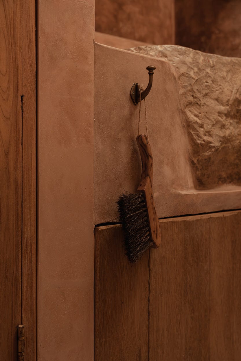 Brosse à main en teck naturel 2cm Lawa - Bazar Bizar — vue 3
