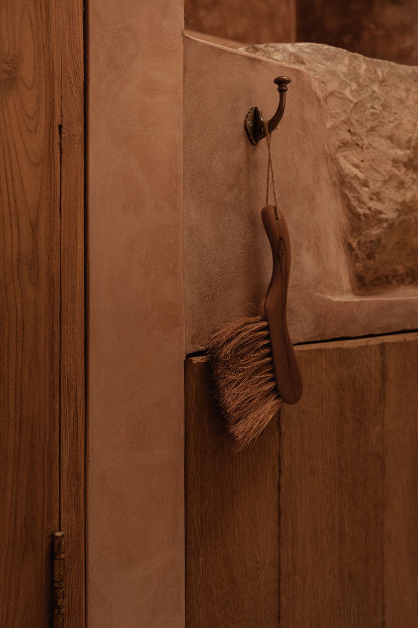 Brosse à main en teck naturel marron 2cm Maha - Bazar Bizar — vue 3