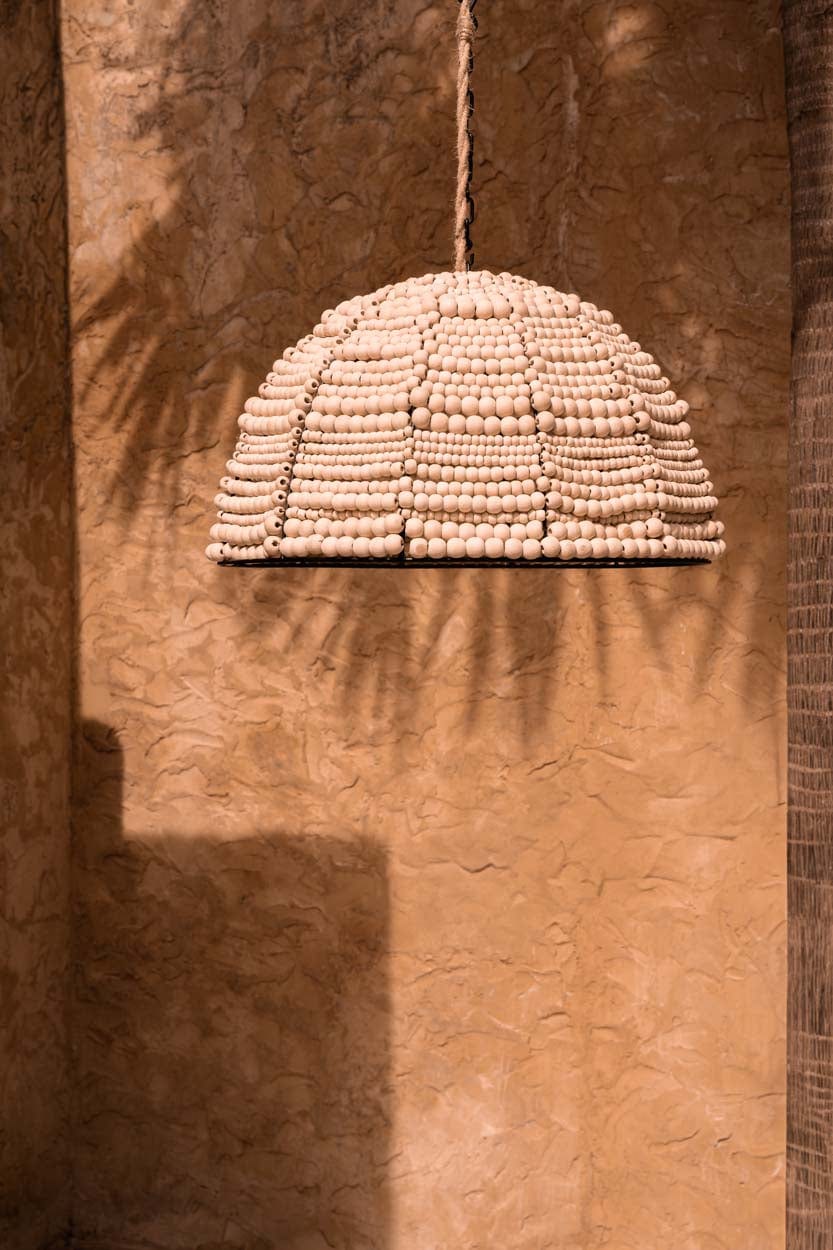 Suspension en perles de bois beige et métal 48cm Wooden Bead Dome - Bazar Bizar — vue 2