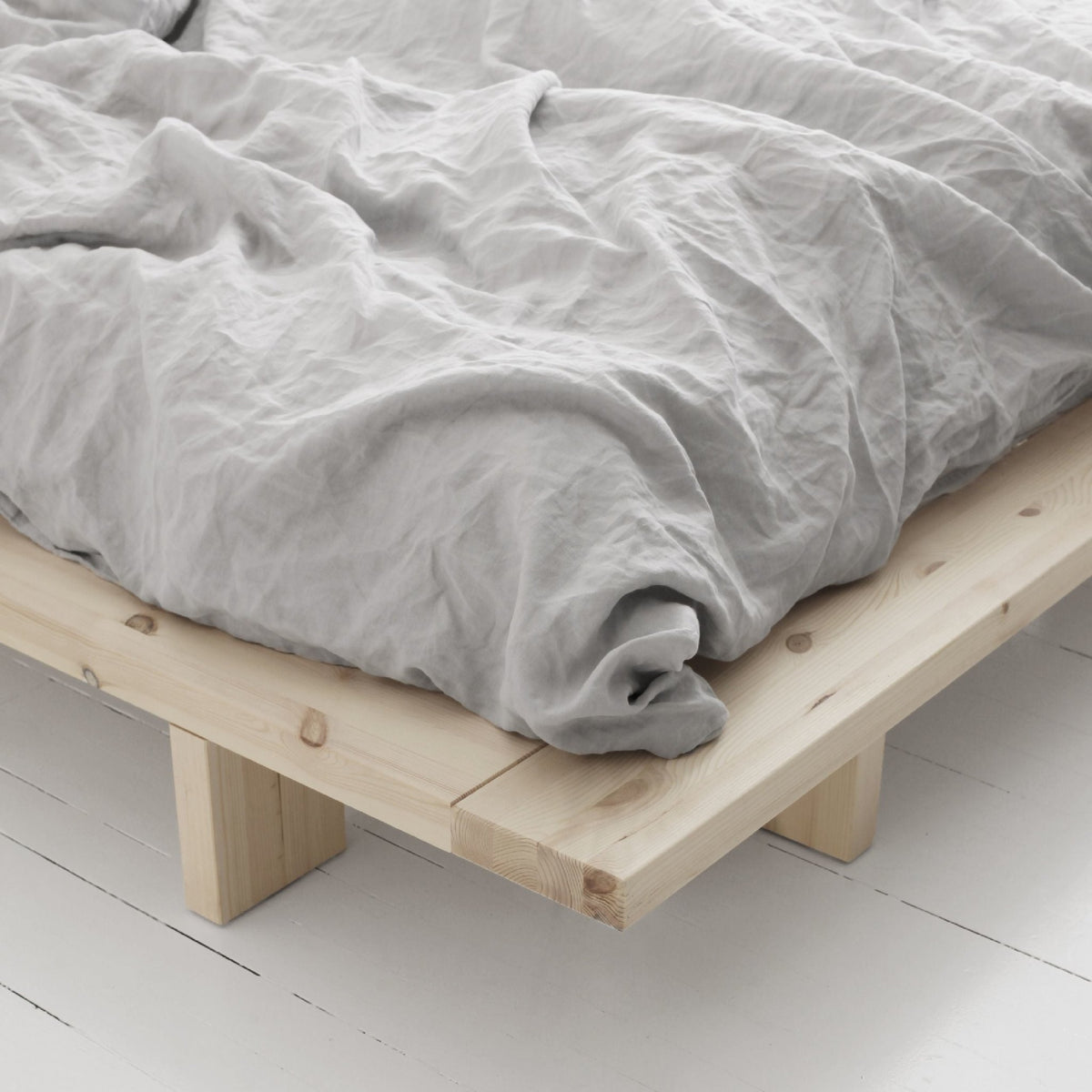 Sommier en bois brut et matelas Double Latex noir 140x200 Japan - Karup Design - The Cool Republic
