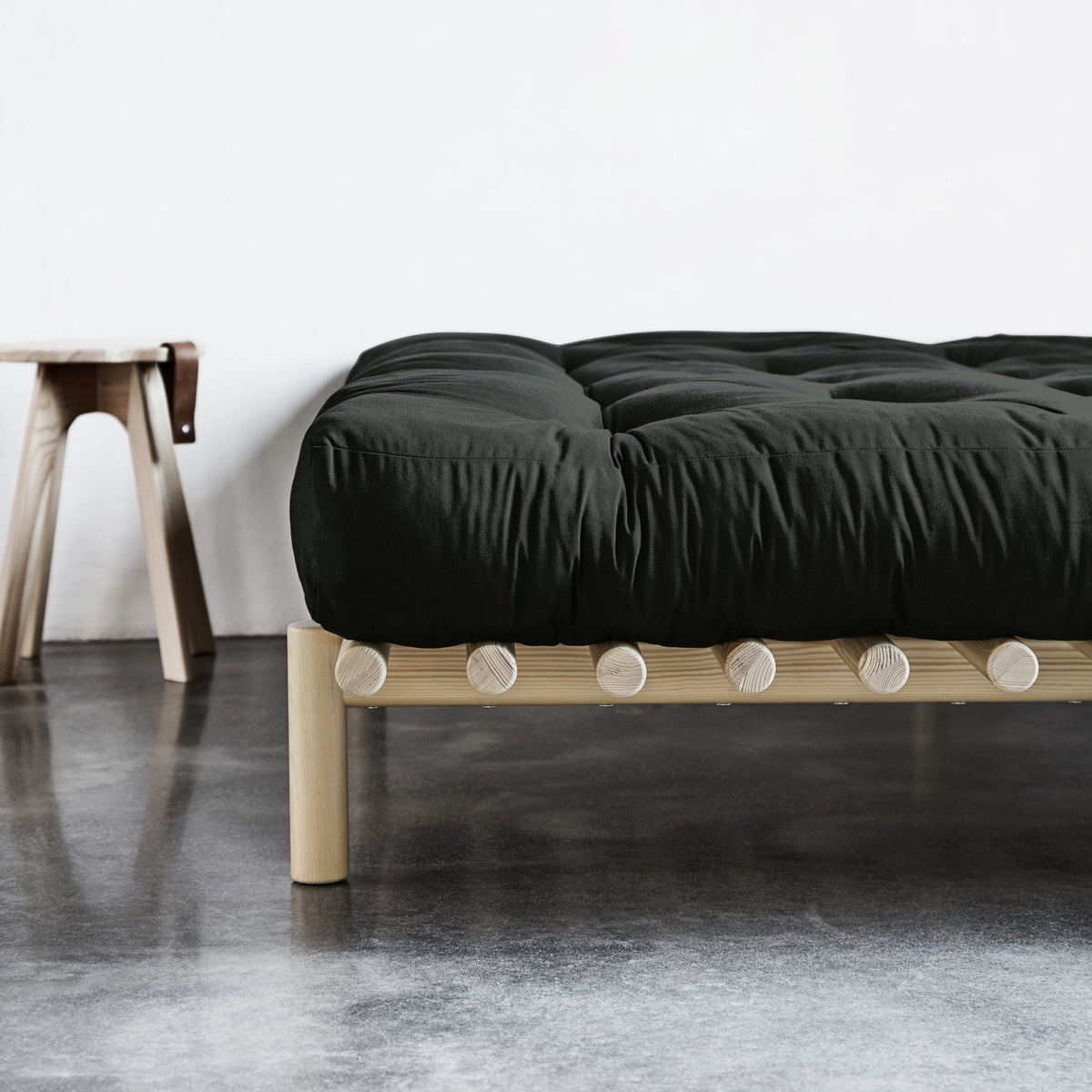 Sommier en bois clair et matelas Comfort noir 140x200 Pace - Karup Design - The Cool Republic