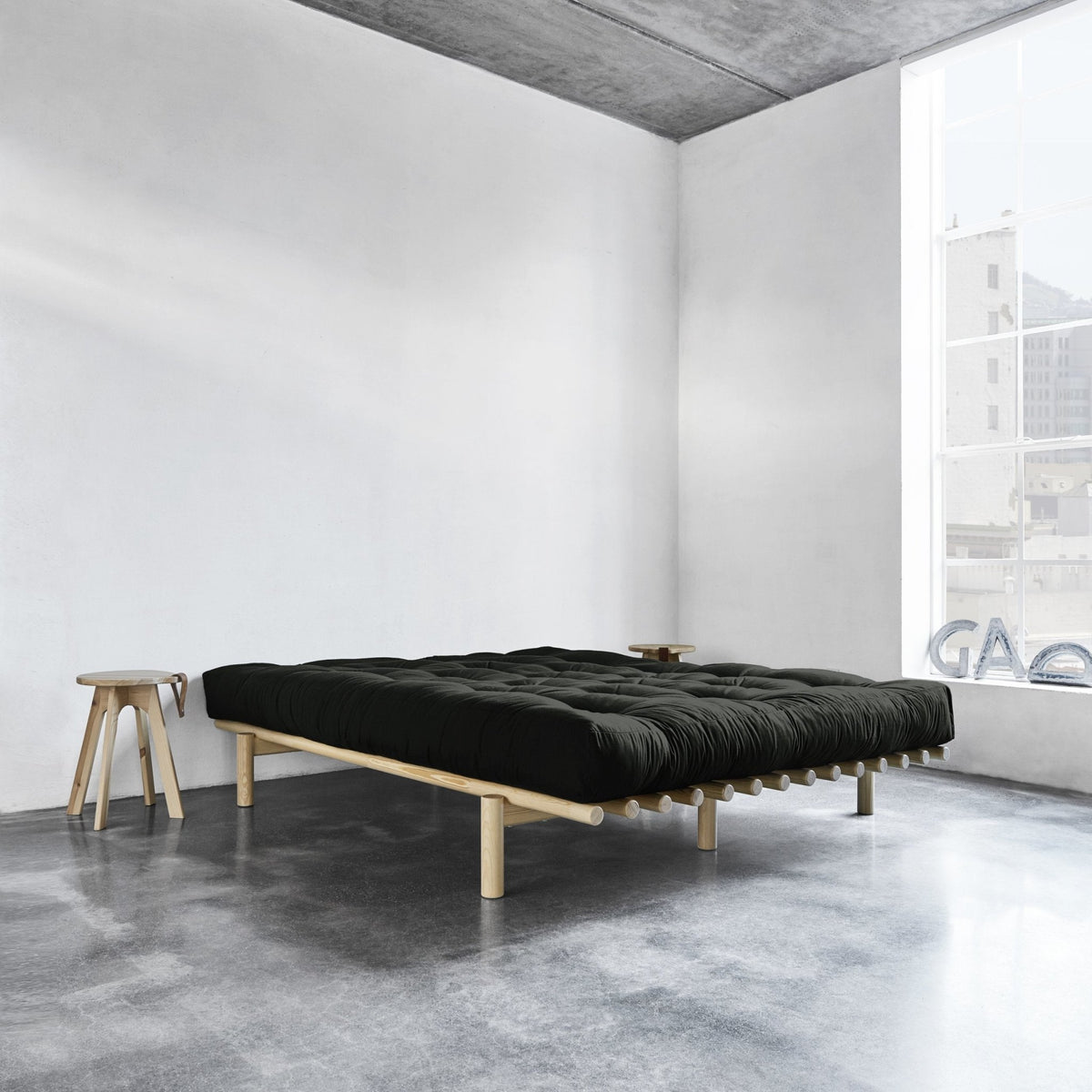 Sommier en bois clair et matelas Comfort noir 140x200 Pace - Karup Design - The Cool Republic