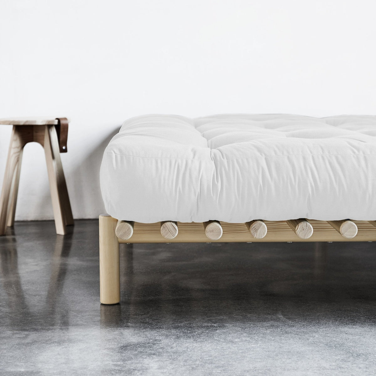 Sommier en bois clair et matelas Double Latex naturel 140x200 Pace - Karup Design - The Cool Republic