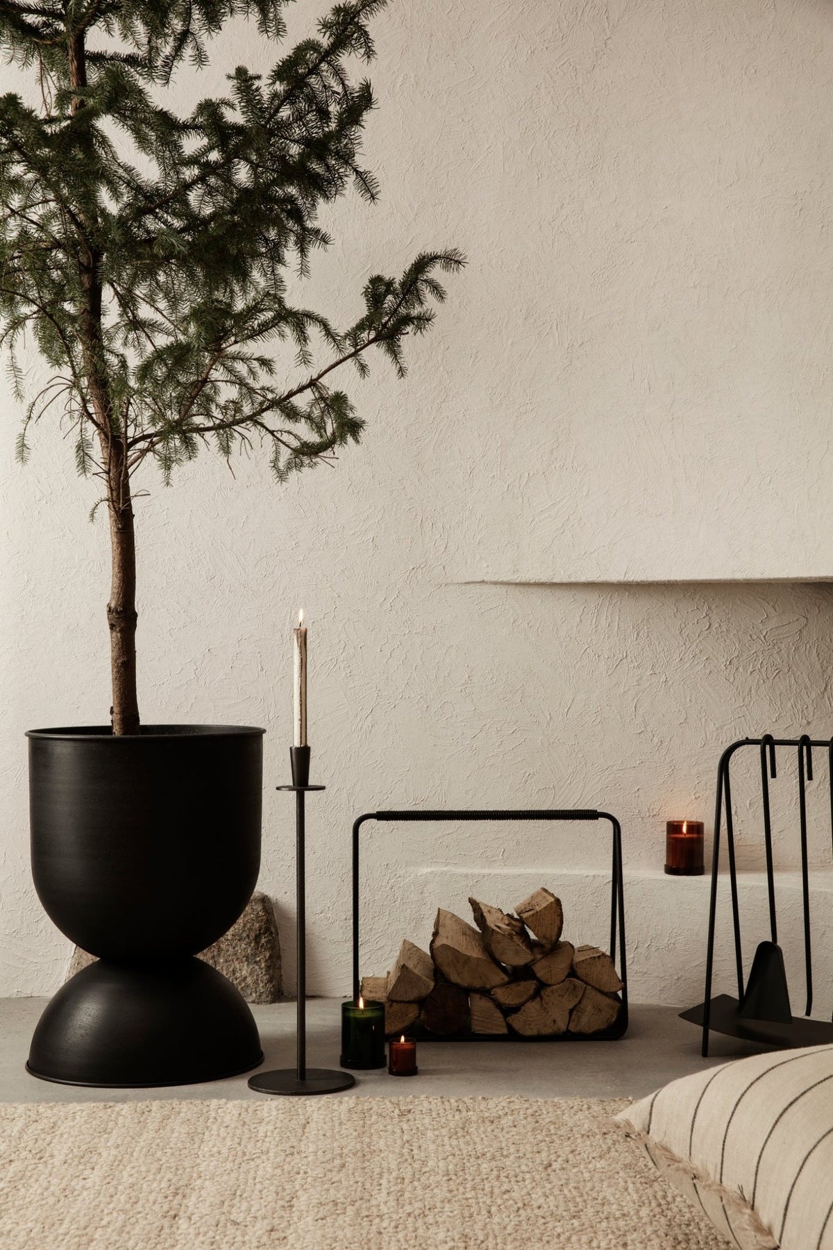 Support à bois en fer noir 50x24x40cm Port - Ferm Living - The Cool Republic