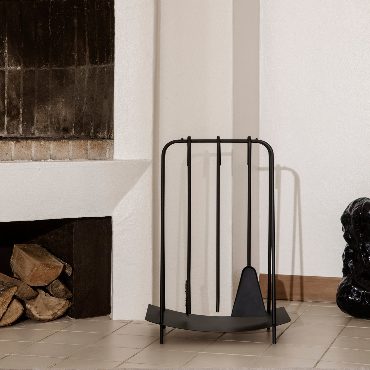 Support et accessoires pour cheminée en acier noir - Ferm Living - The Cool Republic