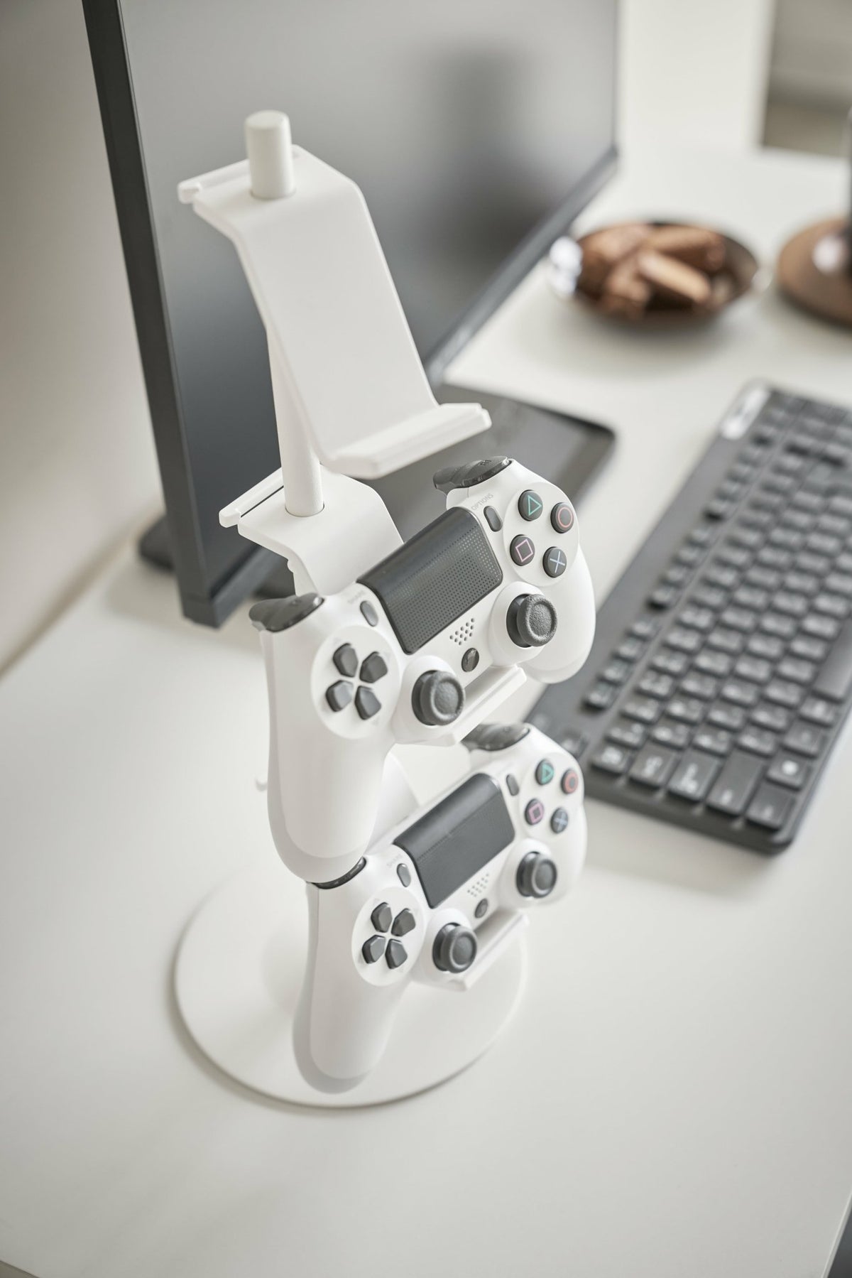 White Smart Controller Holder from jeux - Yamazaki - The Cool Republic
