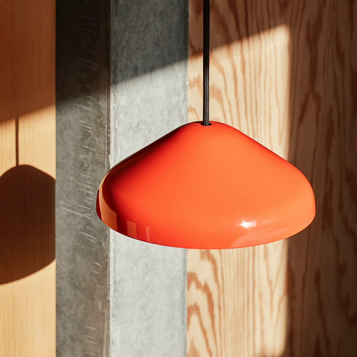 Suspension 23 cm en acier rouge Pao - HAY - The Cool Republic