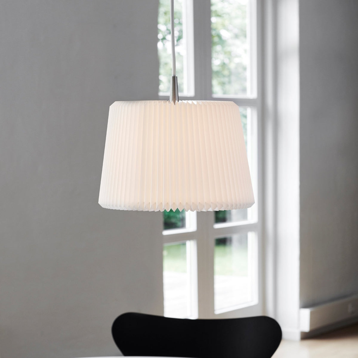 Suspension 43cm blanche Snowdrop - Le Klint - The Cool Republic