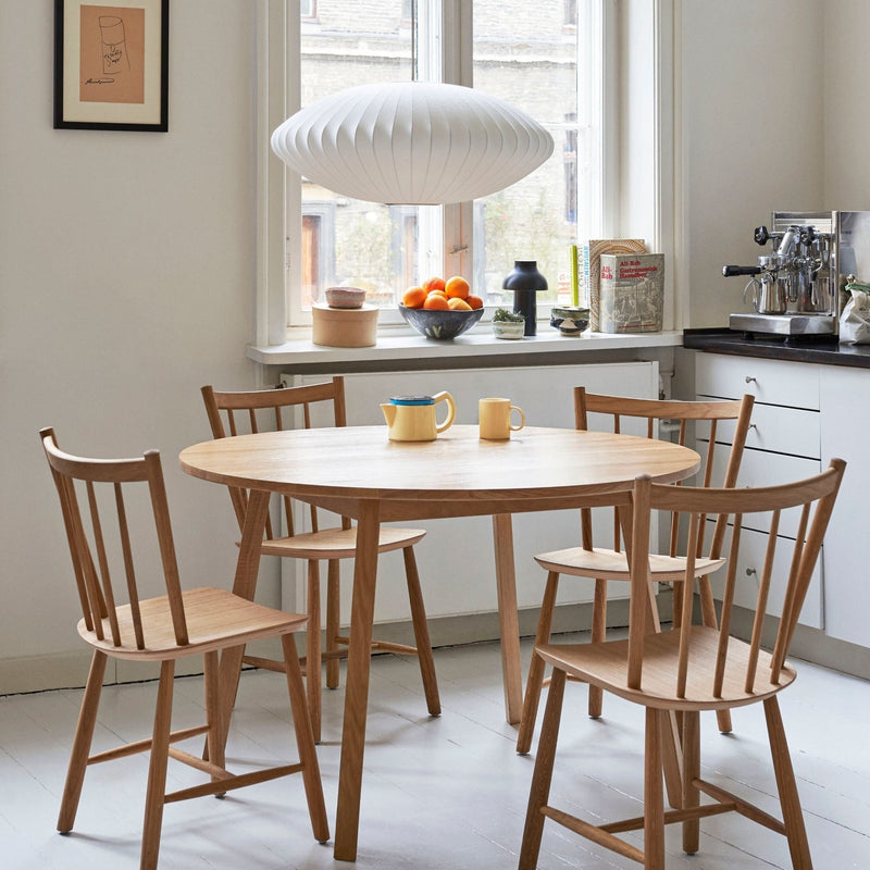 Suspension Nelson Saucer Bubble de HAY au-dessus d’une table ronde