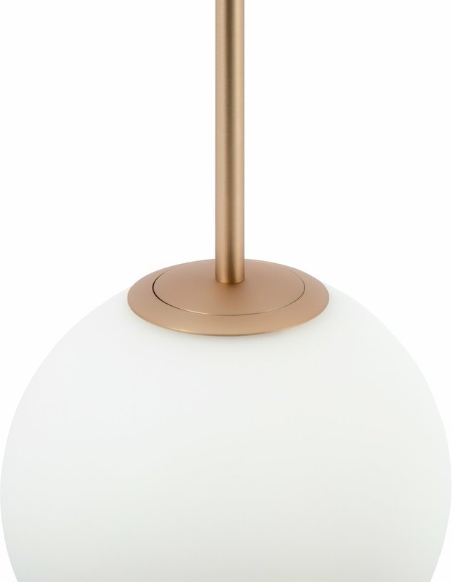 Suspension avec armature en métal doré et globe en verre blanc mat 40 cm Basic form - Maytoni - The Cool Republic
