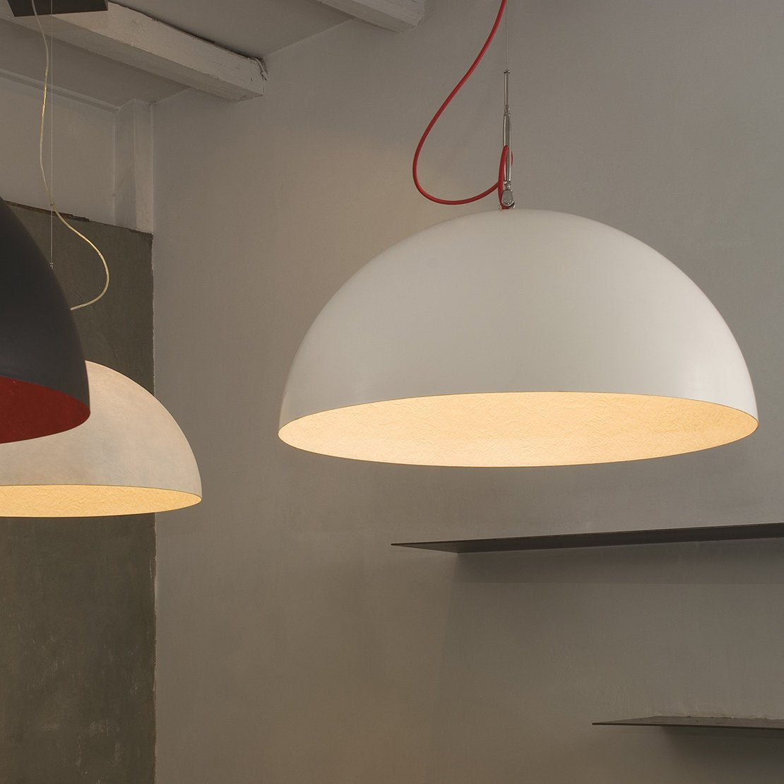Suspension blanche et rouge Mezza Luna - In-es.artdesign - The Cool Republic