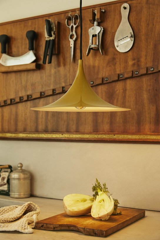 Suspension design en acier jaune brillant 47cm Semi - Gubi - The Cool Republic