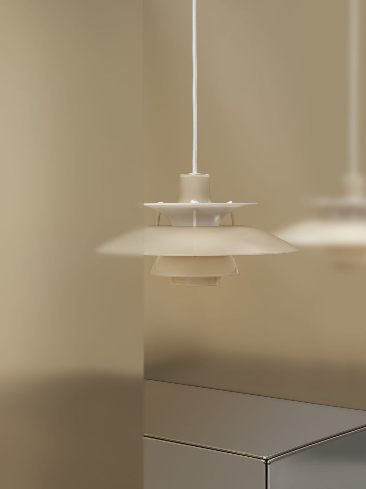 Suspension design en acrylique opalin beige 32cm Ph 5 320 - Louis Poulsen — vue 3