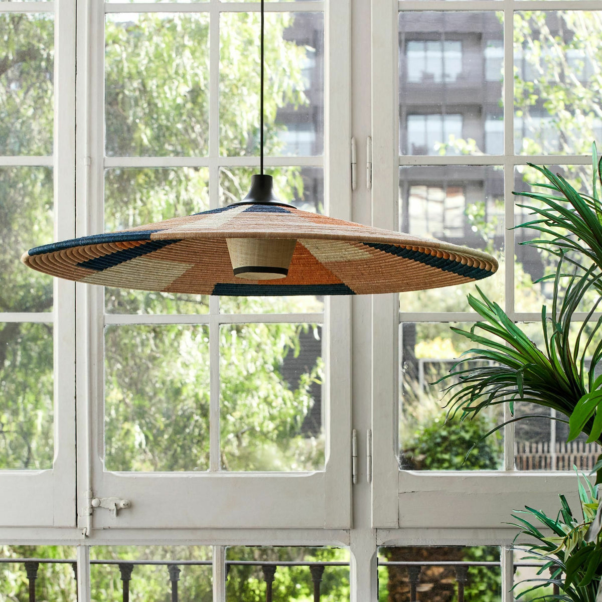 Suspension en abaca tissée sable XL Parrot - Forestier - The Cool Republic