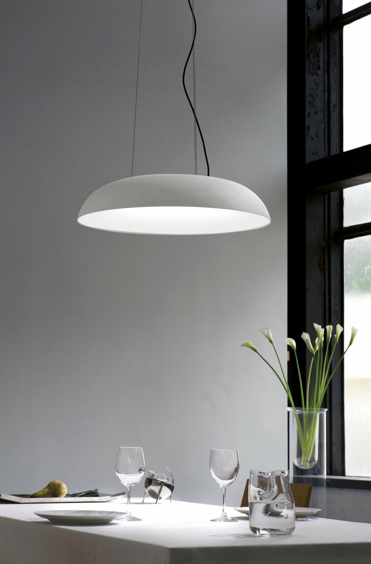 Suspension en aluminium blanc 60 x 12 cm Maggiolone - Martinelli Luce - The Cool Republic