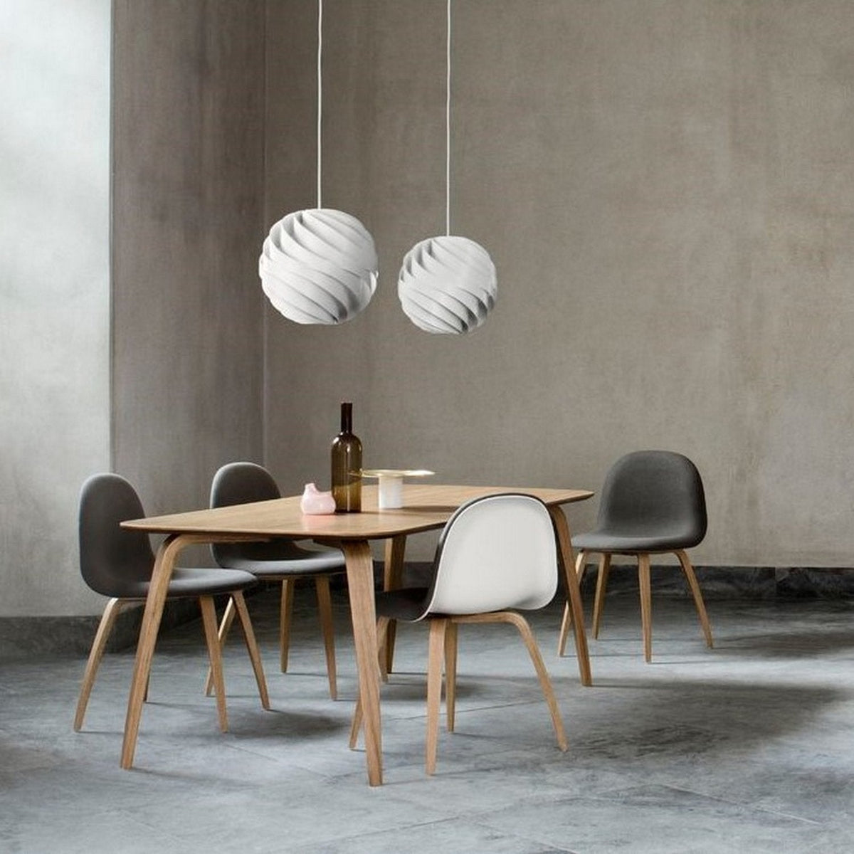 Suspension en aluminium blanc 62 cm Turbo - Gubi - The Cool Republic