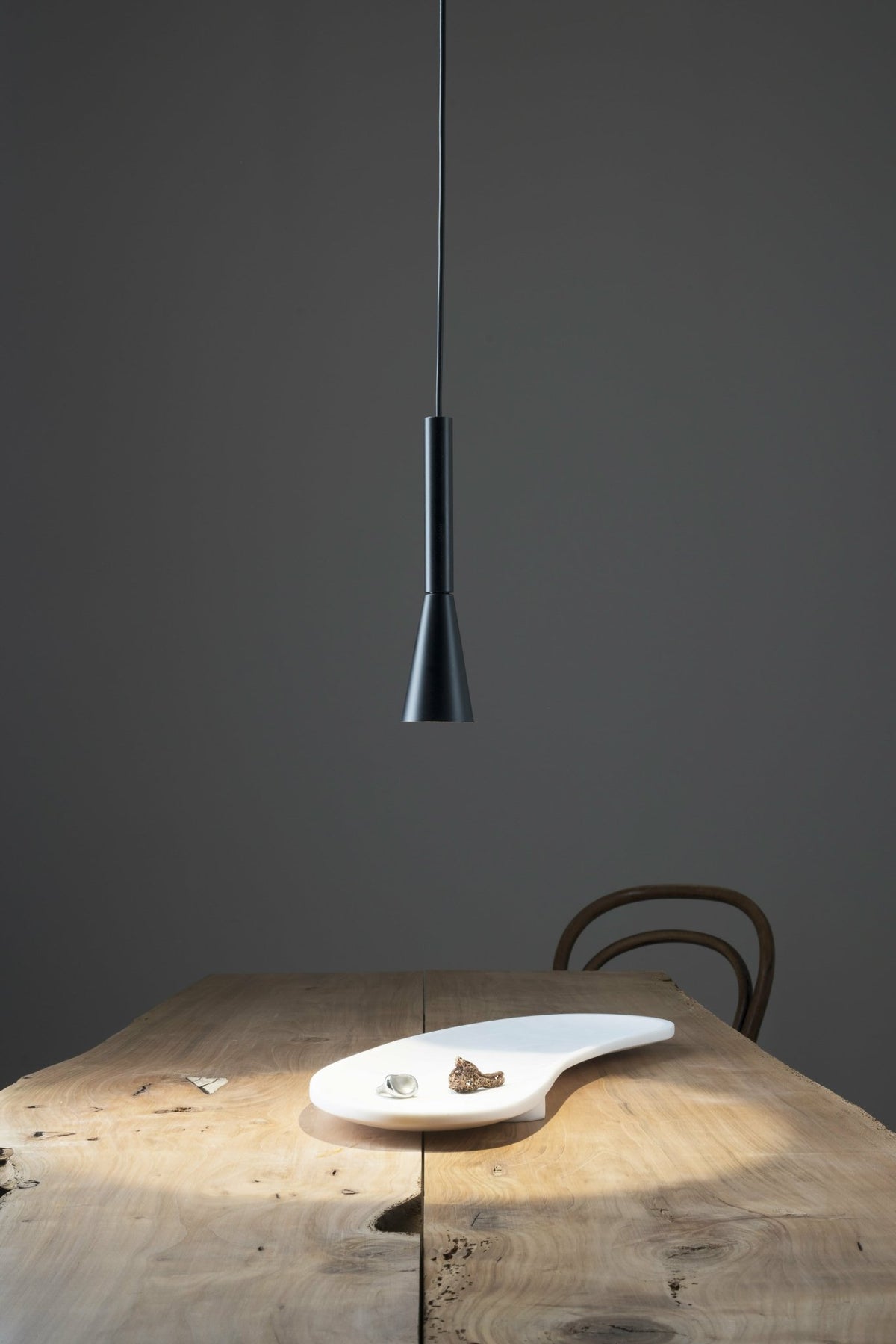 Suspension en aluminium noir 6 x 26 cm Colibri - Martinelli Luce - The Cool Republic