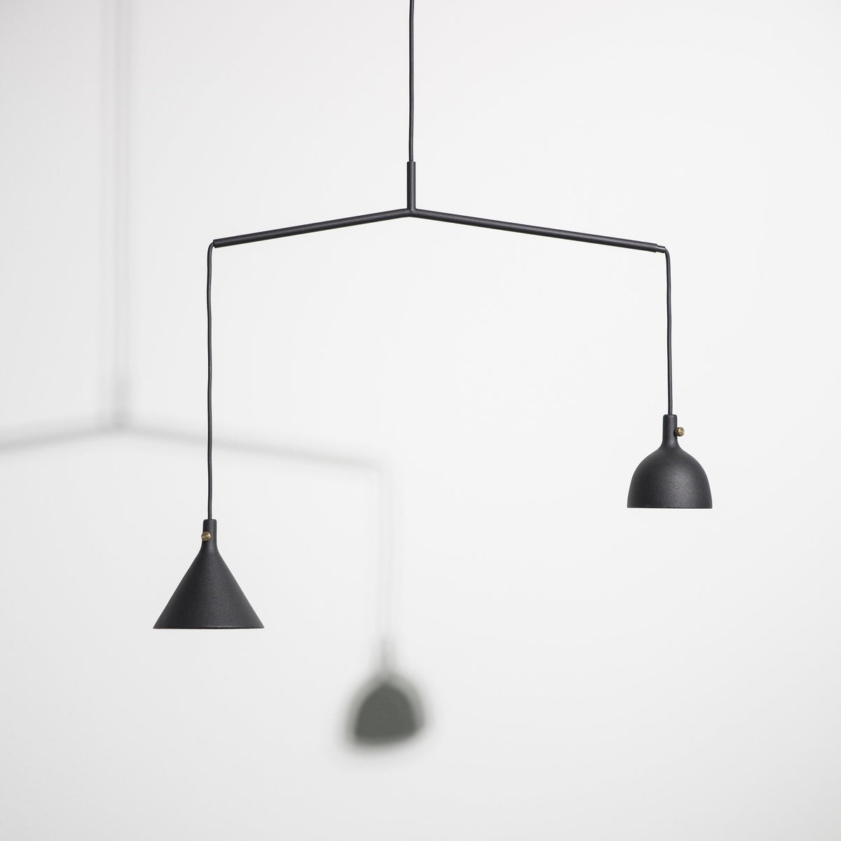 Suspension en aluminium noir Cast 4 - Audo - The Cool Republic