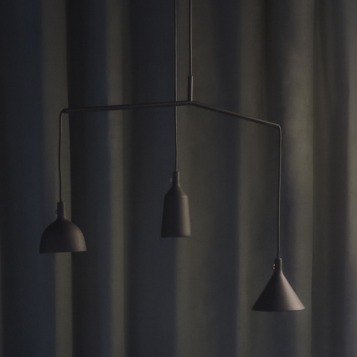 Suspension en aluminium noir Cast 4 - Audo - The Cool Republic