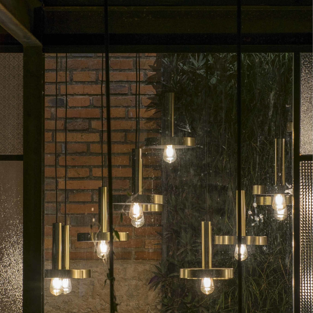 Suspension en aluminium or et noir Whizz - Faro Barcelona - The Cool Republic