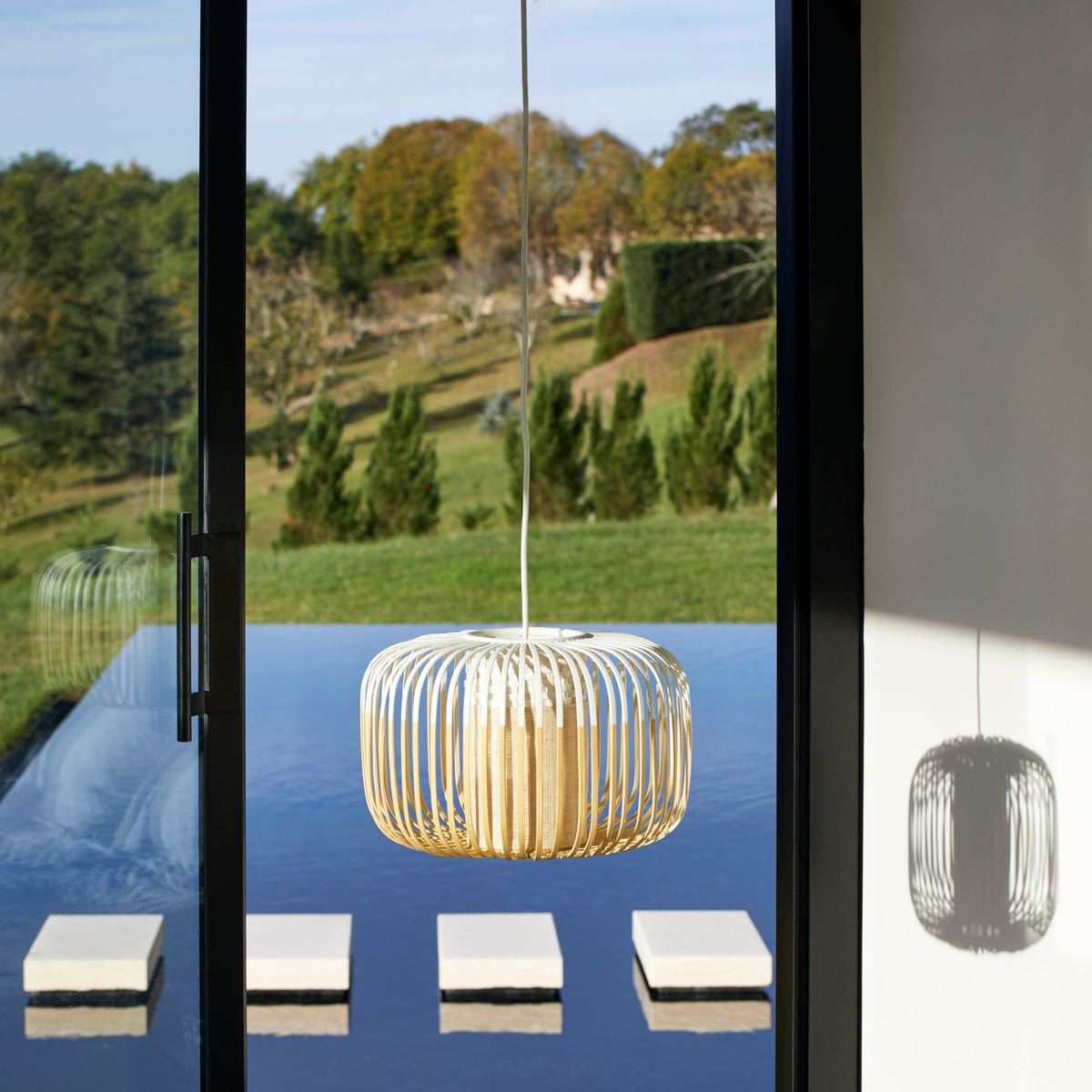 Suspension en bambou blanc 35 cm Bamboo Light - Forestier - The Cool Republic