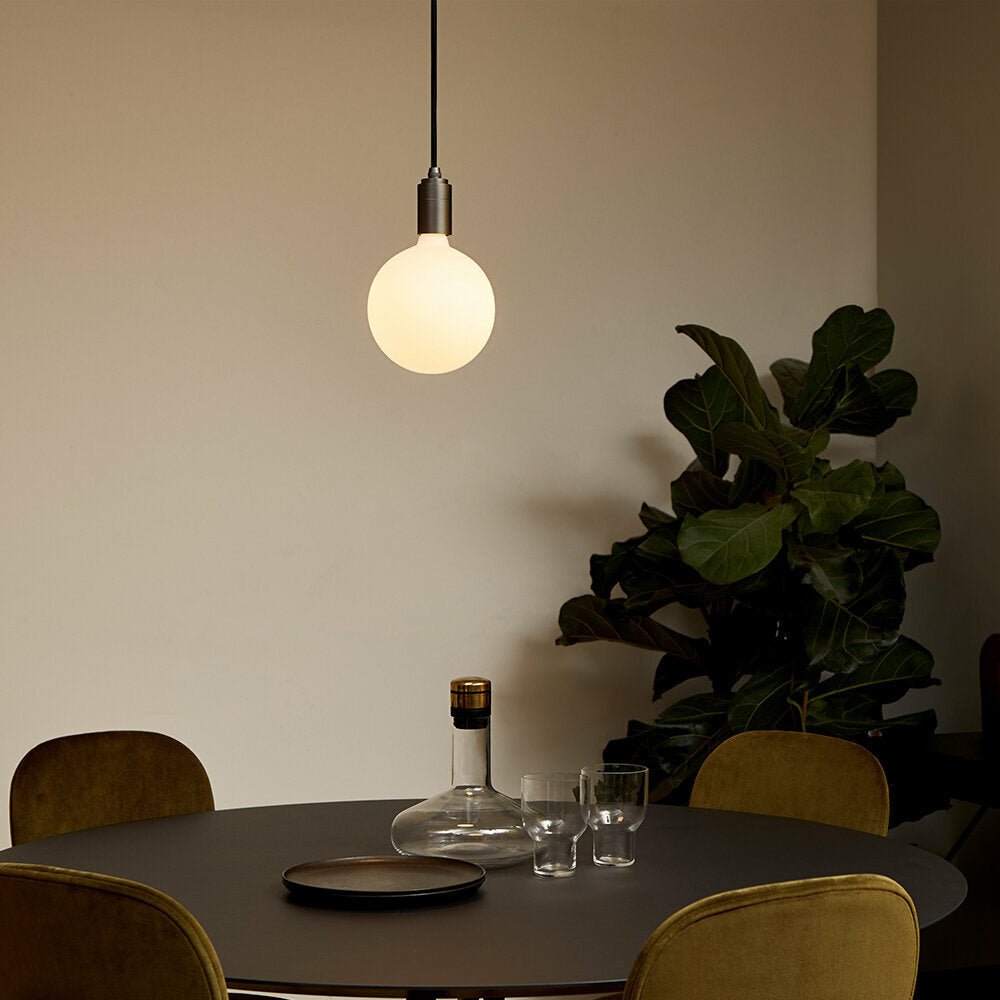 Suspension en graphite et ampoule Sphere IV - tala - The Cool Republic