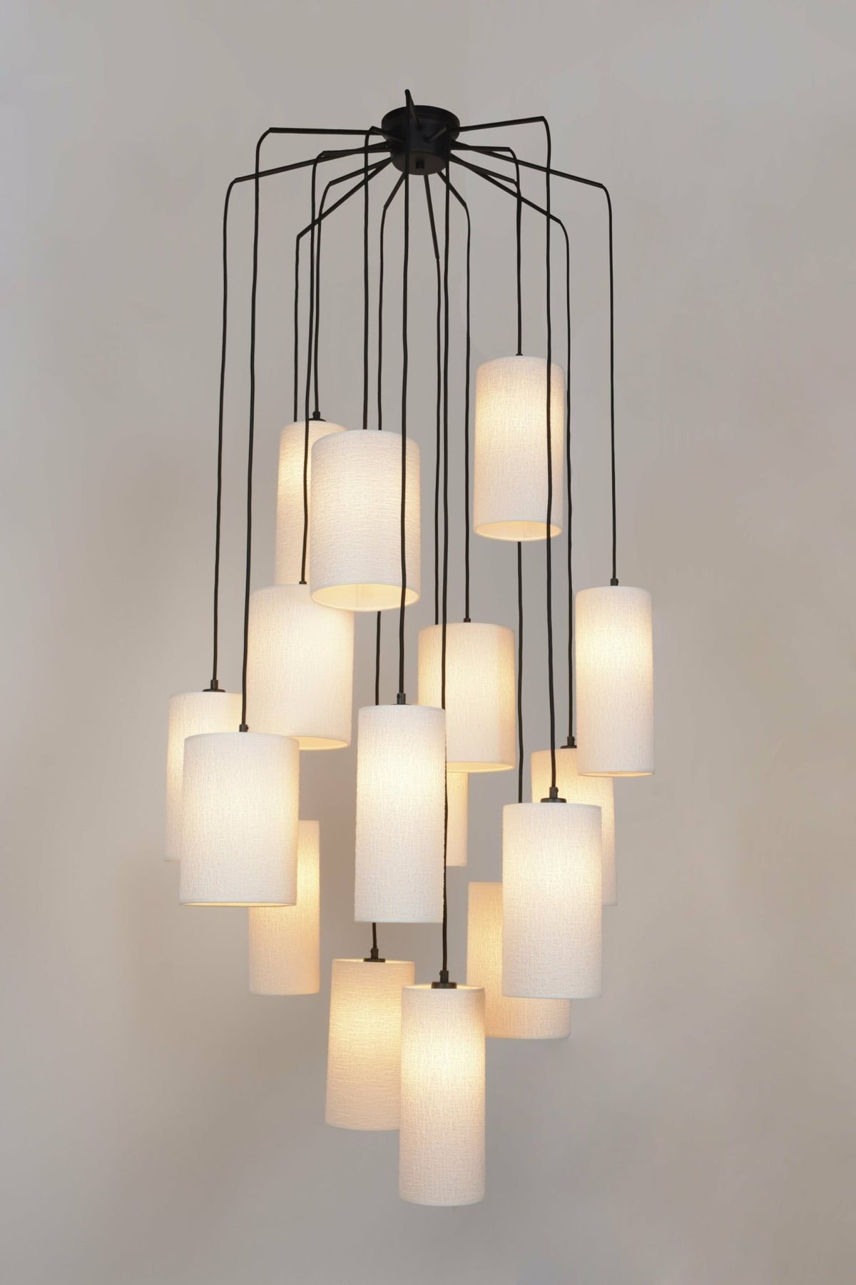 Suspension en grappe 16 lumières en métal et en tissu Cosiness - Market set - The Cool Republic