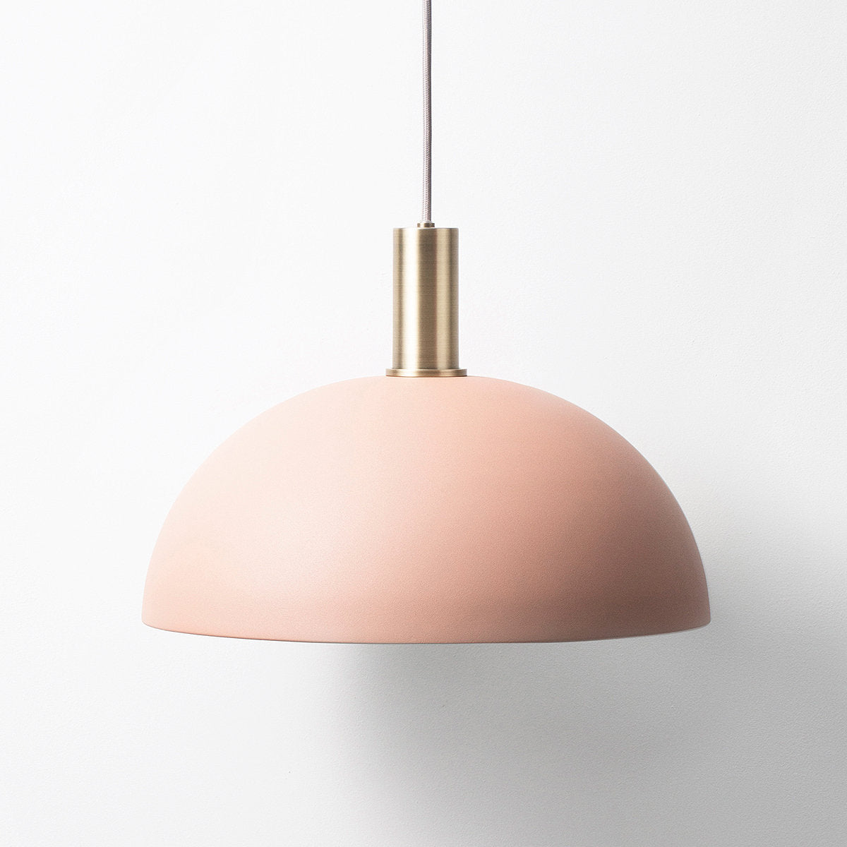 Suspension en laiton dorée 10 x 6 cm Socket low - Ferm Living - The Cool Republic