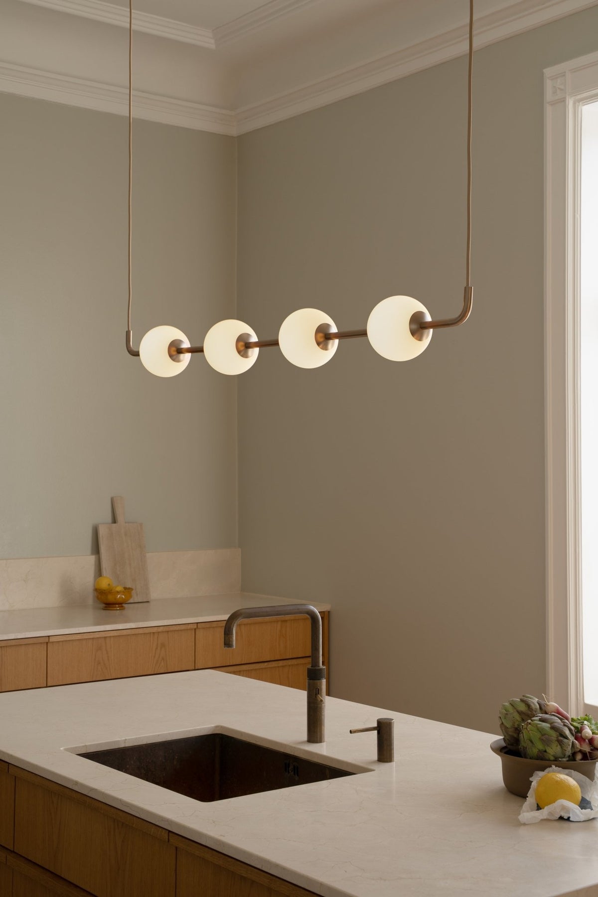 Suspension en laiton et globe en verre opalin 117,4x300cm Audray - Umage - The Cool Republic