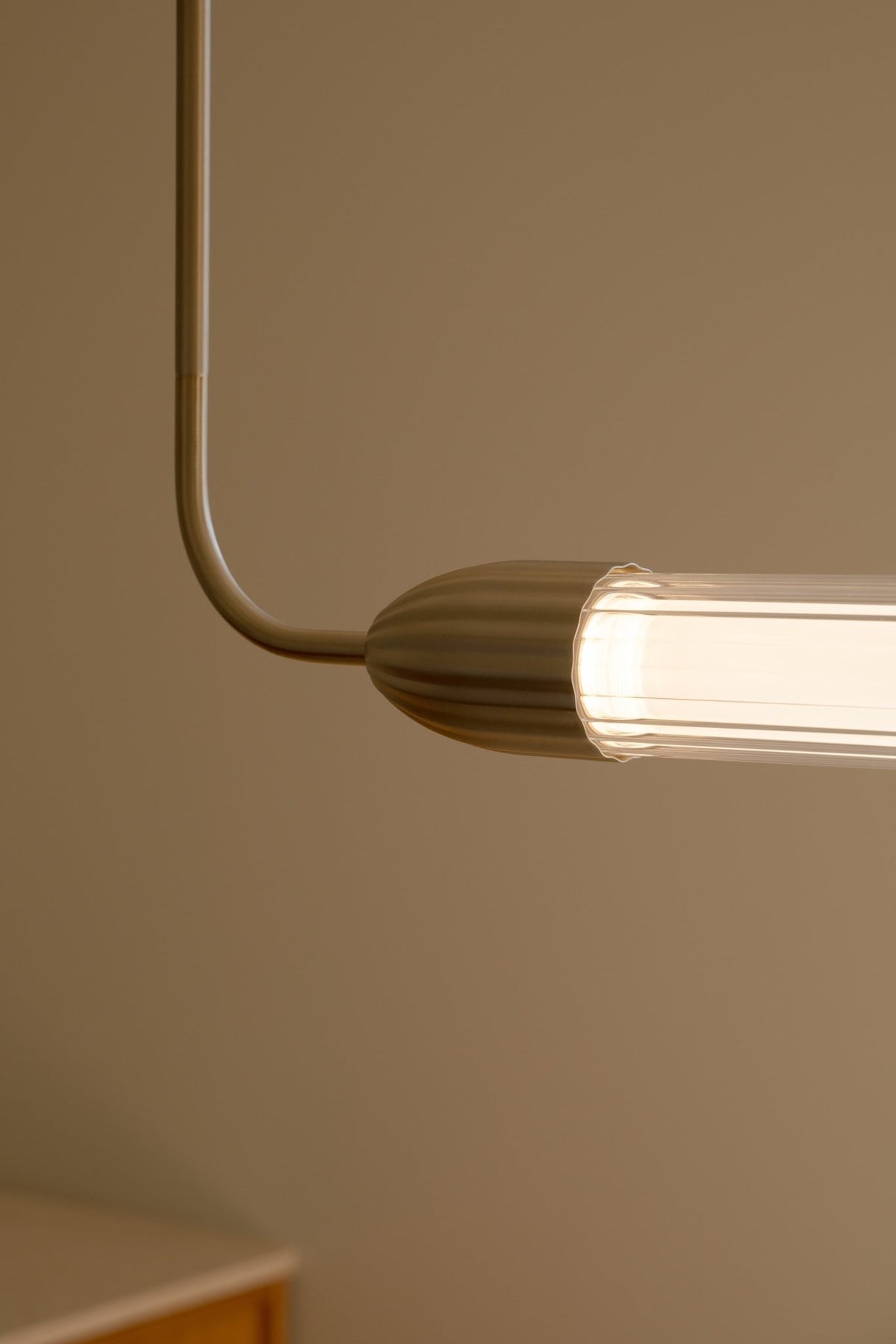 Suspension en laiton et verre texturé 137,2x48,7cm Lemon squeeze - Umage - The Cool Republic