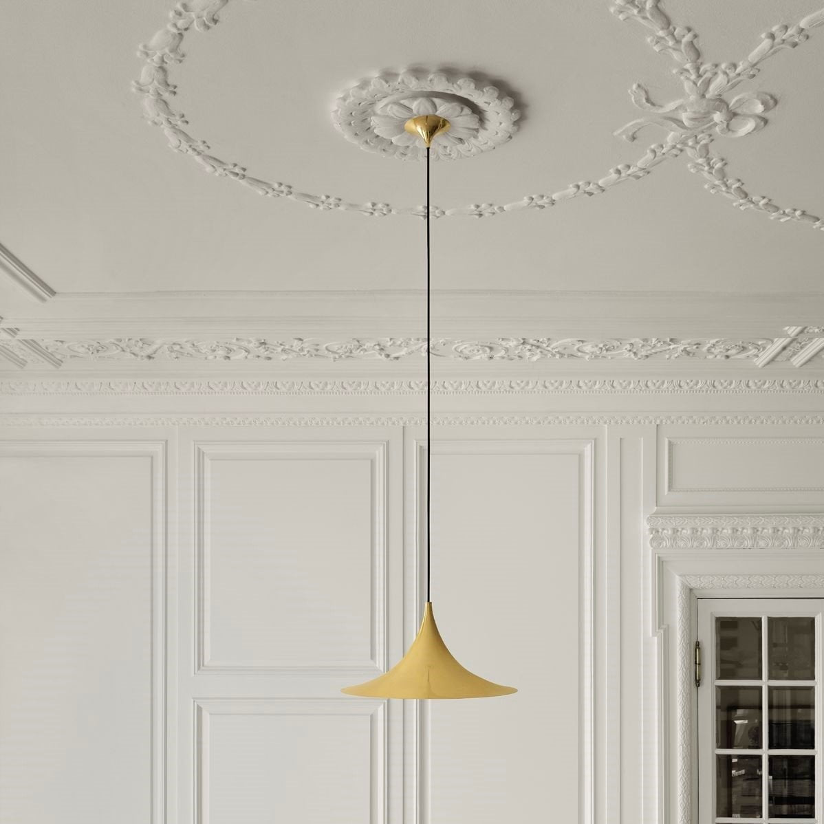 Suspension en métal blanc 30 cm Semi - Gubi - The Cool Republic