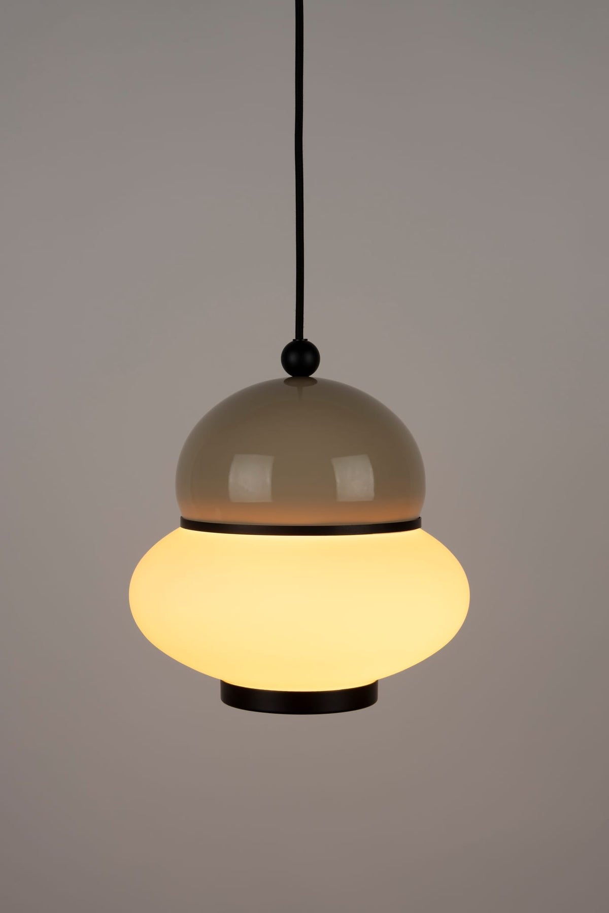 Suspension en métal noir et verre opalin beige 26cm Bumble - Zuiver — vue 3