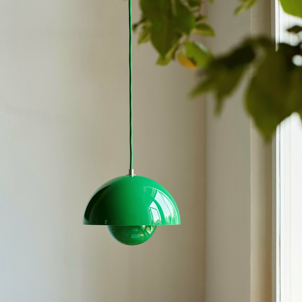 Suspension en métal vert 23 x 16 cm Flowerpot VP1 - &tradition - The Cool Republic