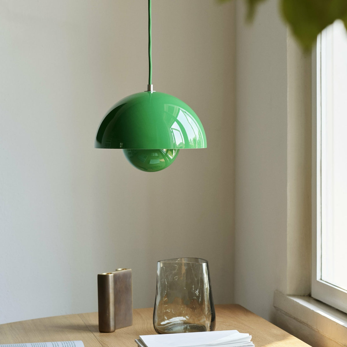 Suspension en métal vert 23 x 16 cm Flowerpot VP1 - &tradition - The Cool Republic