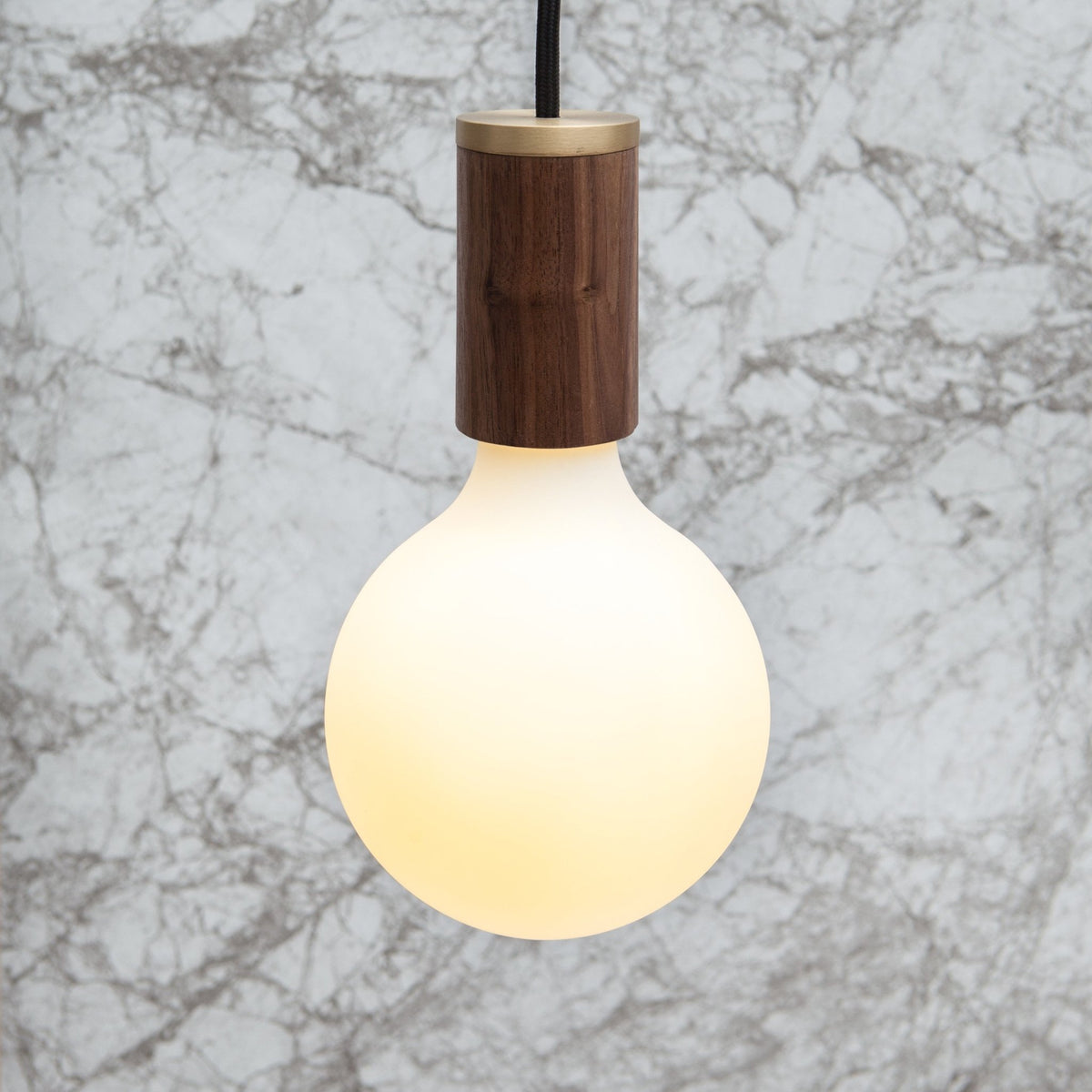 Suspension en noyer Knuckle et ampoule Oval - tala - The Cool Republic