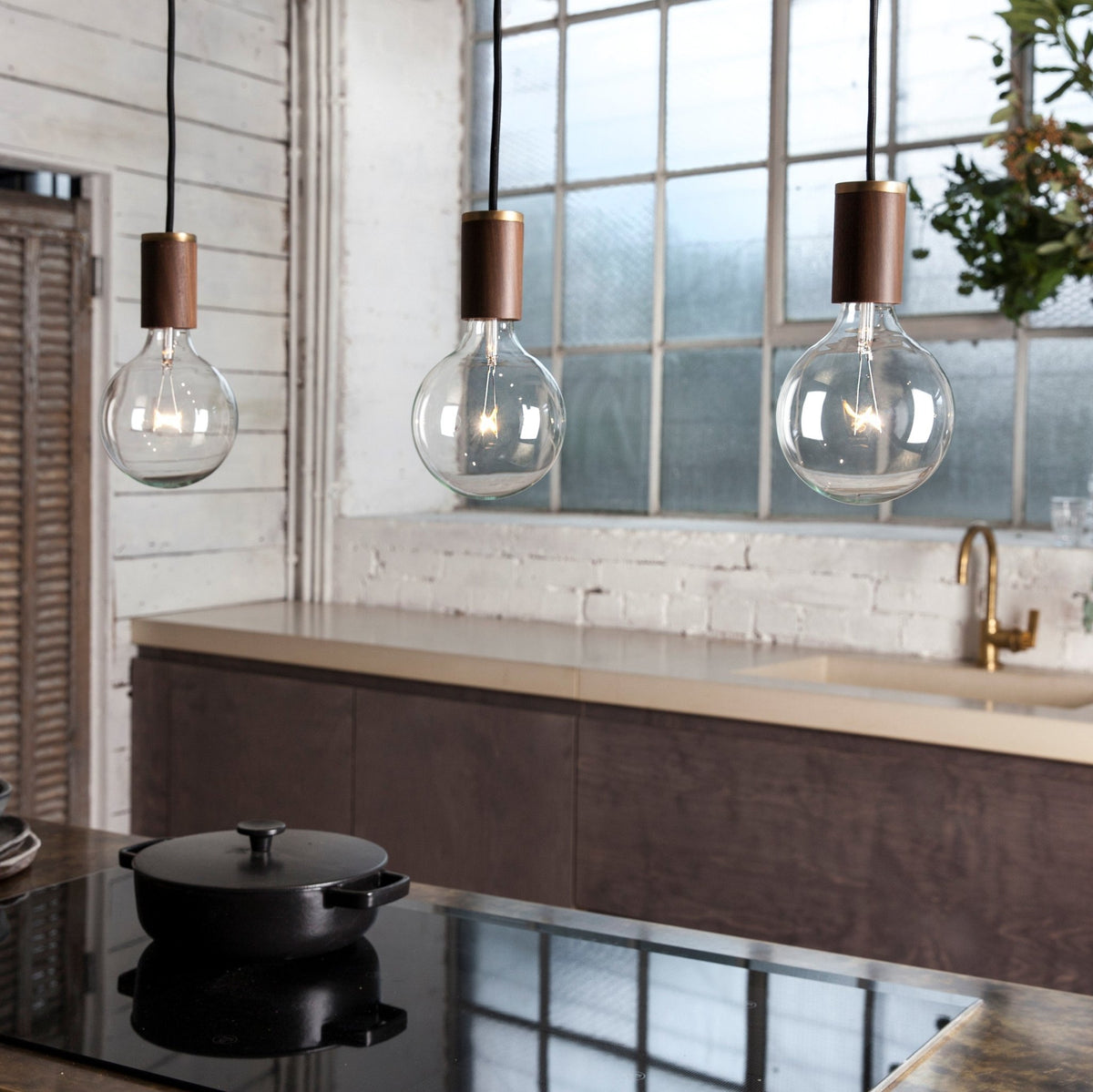 Suspension en noyer Knuckle et ampoule Oval - tala - The Cool Republic