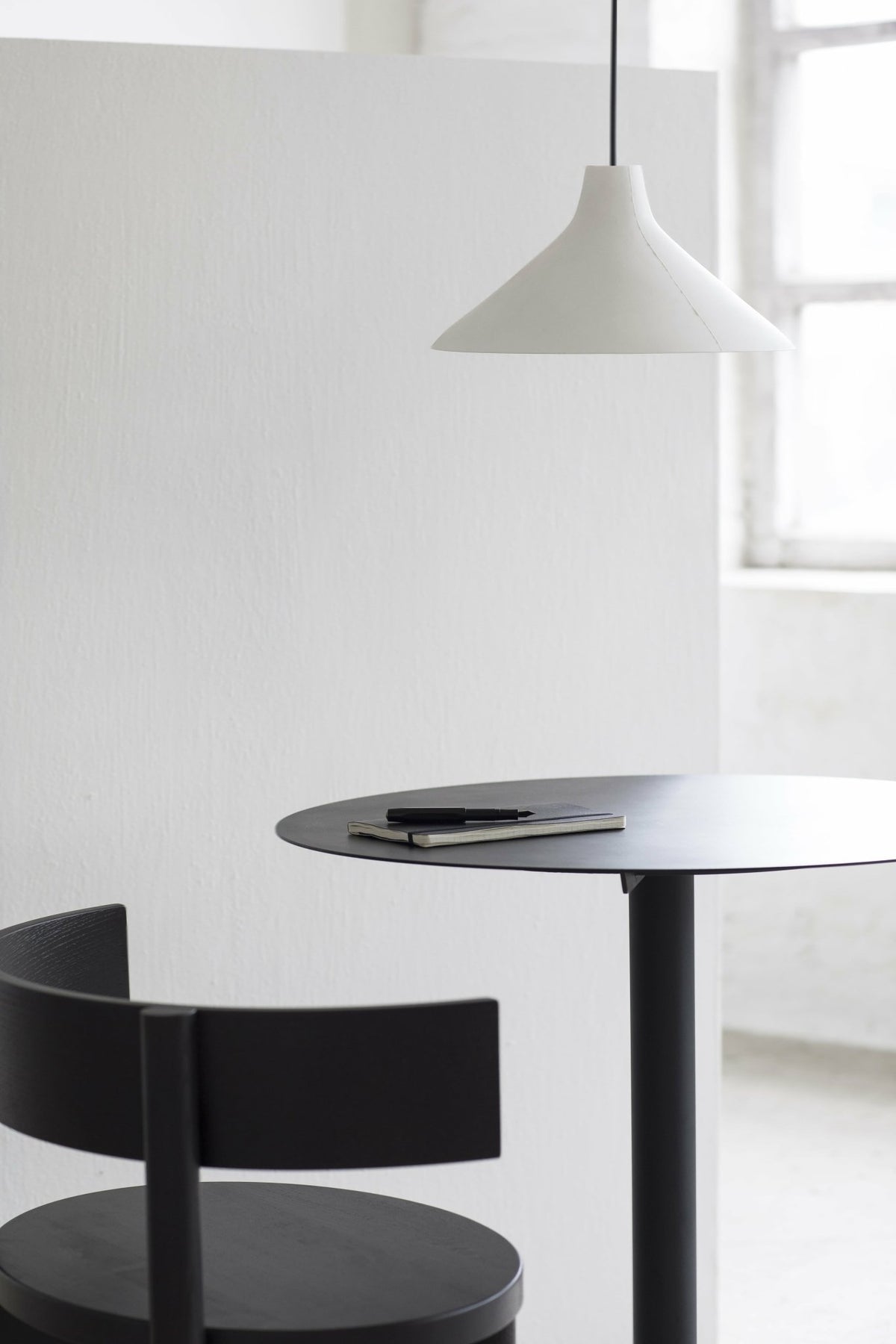 White porcelain pendant lamp 33 x 18 cm Seam - Serax - The Cool Republic