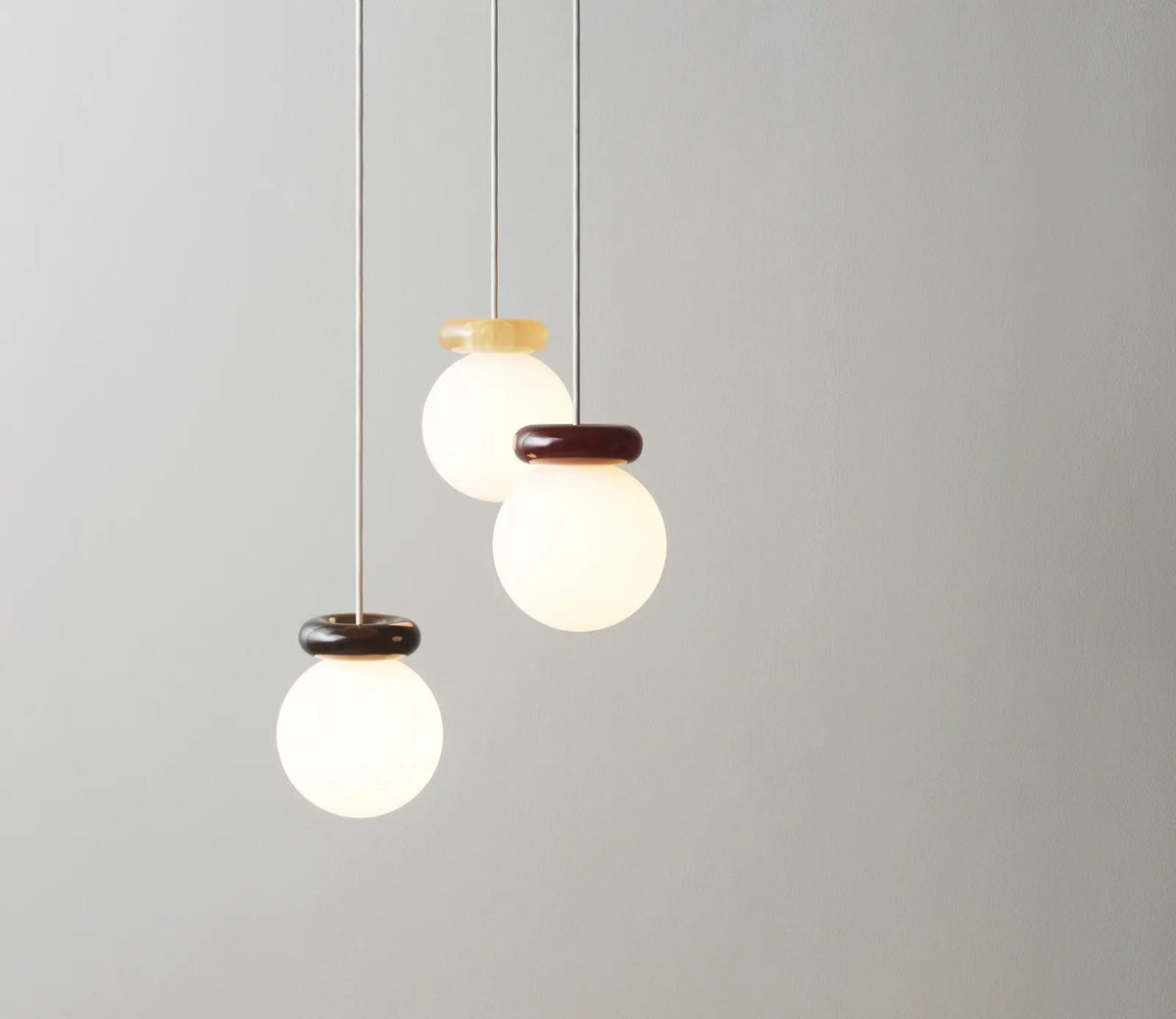 Suspension en résine bordeaux et verre 18x15cm Hinx - Normann Copenhagen - The Cool Republic