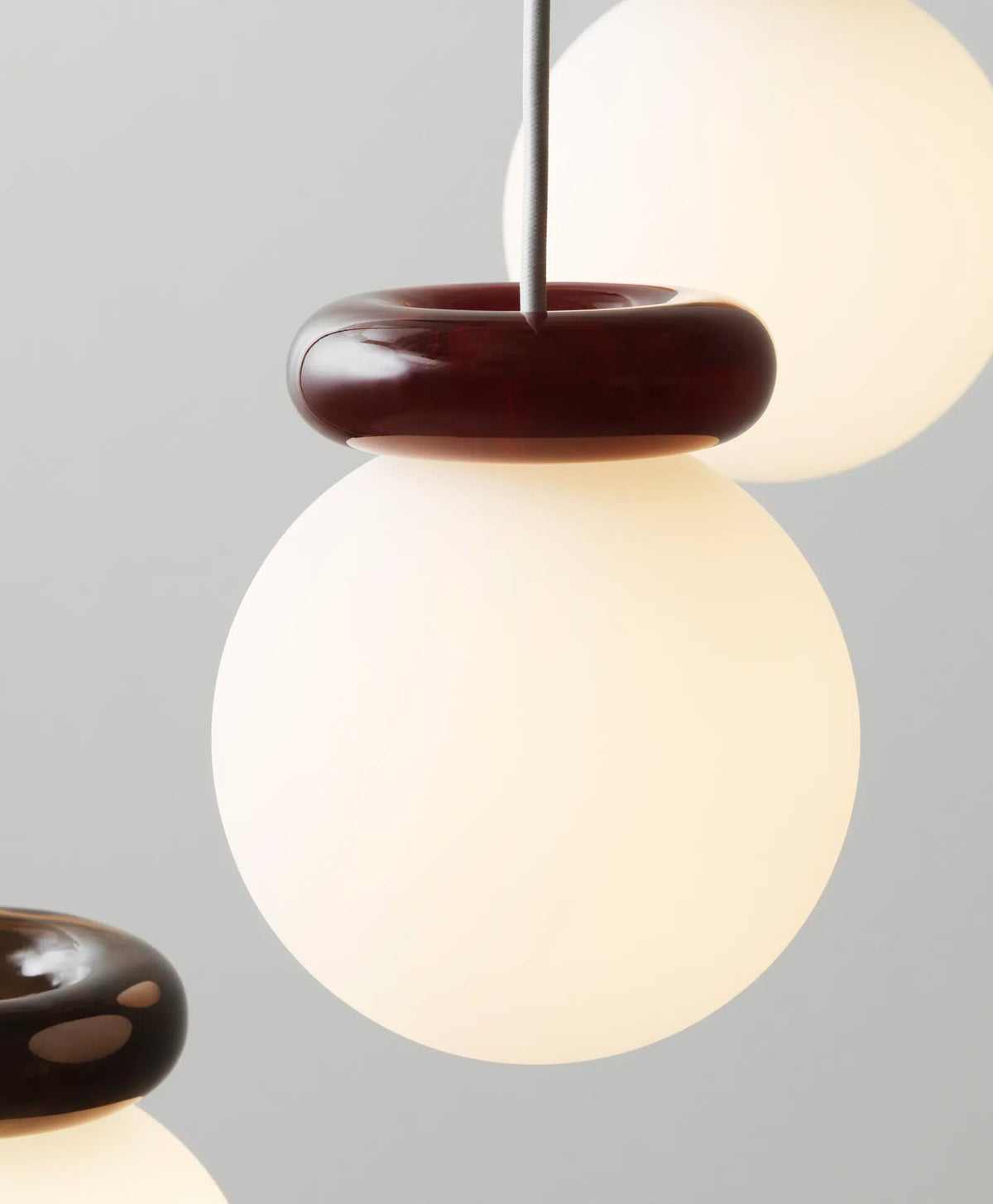 Suspension en résine bordeaux et verre 18x15cm Hinx - Normann Copenhagen - The Cool Republic