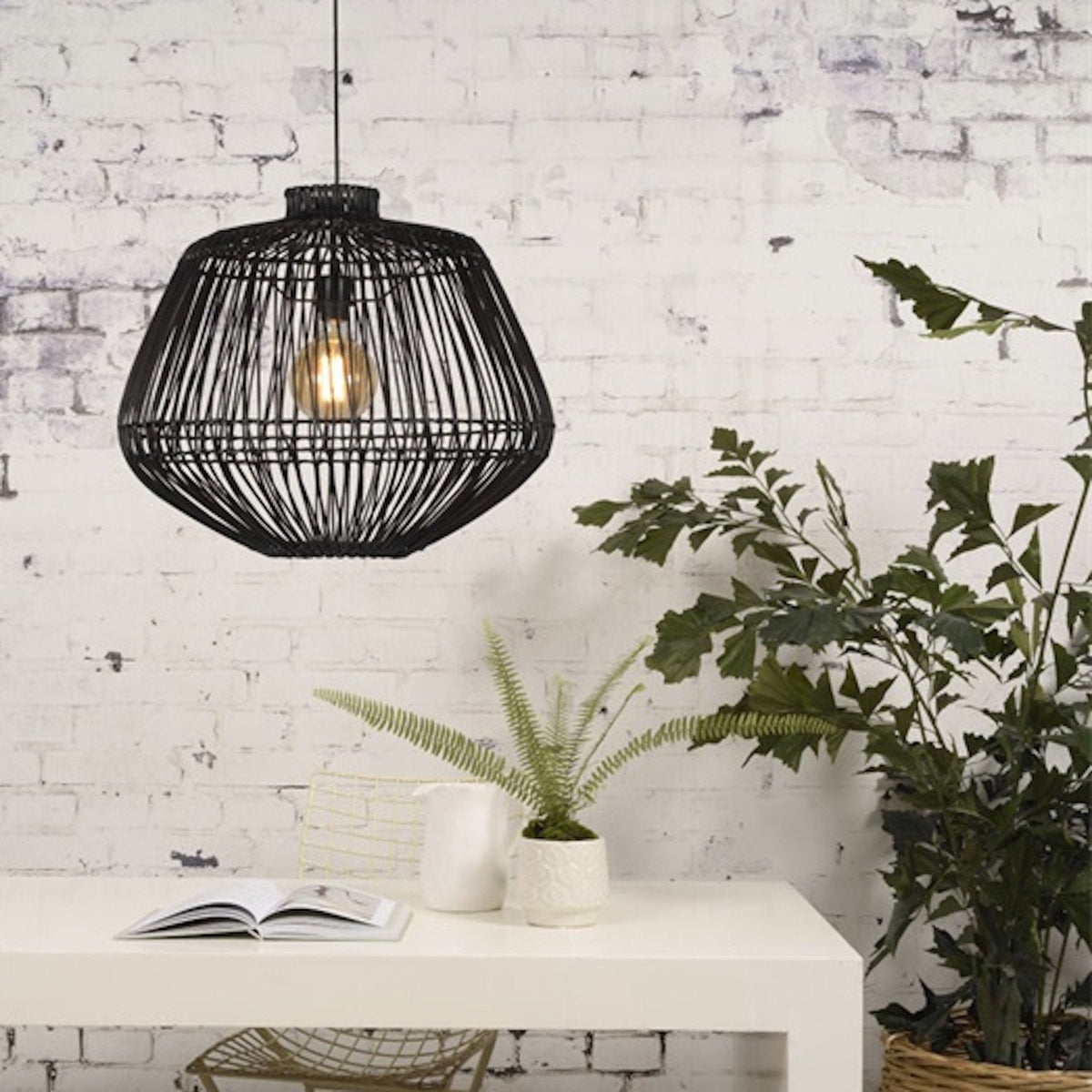 Suspension en rotin noir Madagascar - Good & Mojo - The Cool Republic