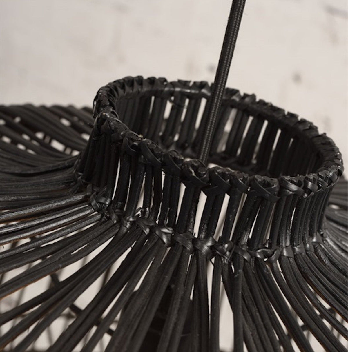 Suspension en rotin noir Madagascar - Good & Mojo - The Cool Republic