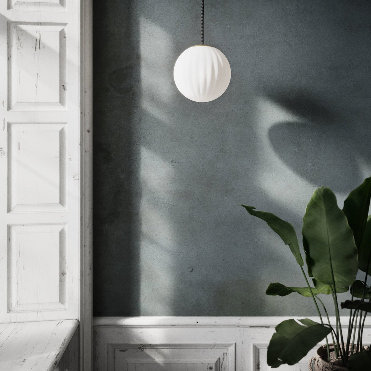 Suspension en verre blanche câble beige 20 cm Modeco - Nordic Tales - The Cool Republic